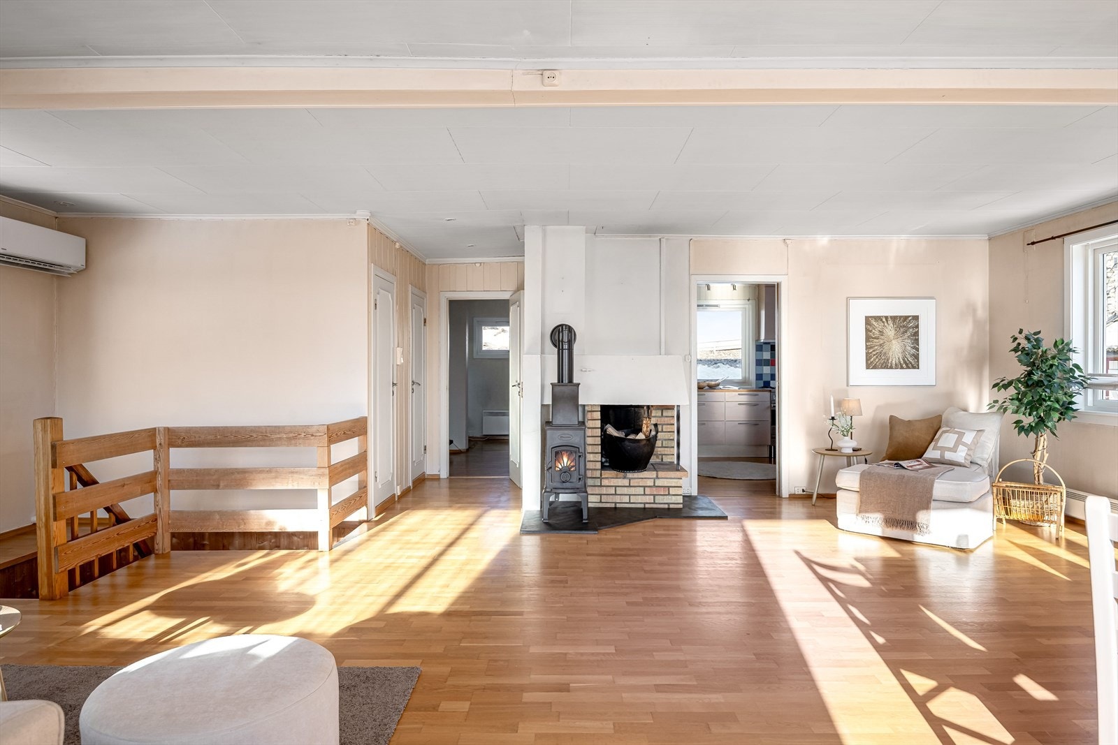 Stue med parkettgulv, varmepumpe, vedovn og peis. Galleribilde