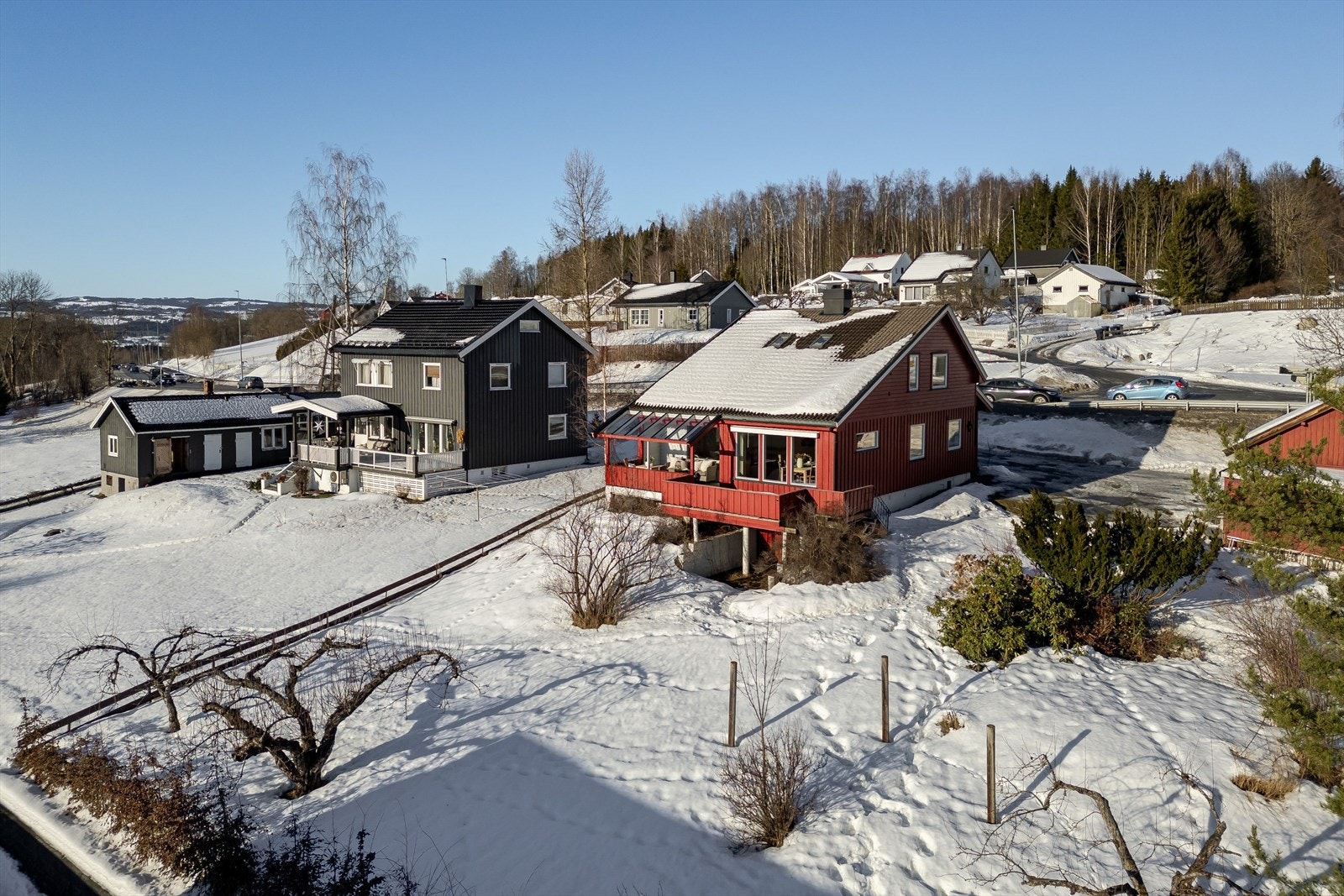 Stor tomt på over 1,3 mål med frodig og veletablert hage Galleribilde