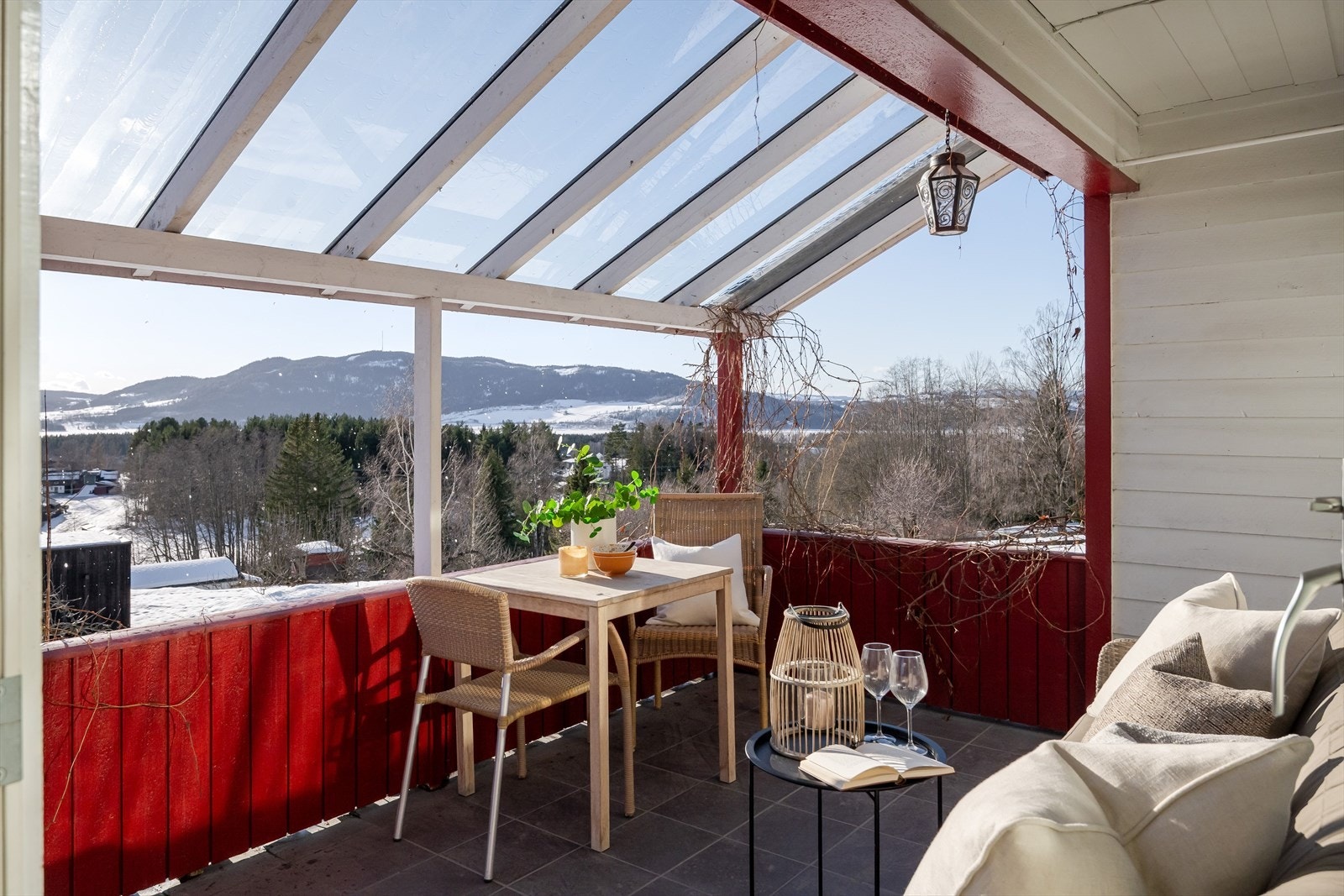 Terrasse vendt mot sør. Solrikt og flott utsikt Galleribilde