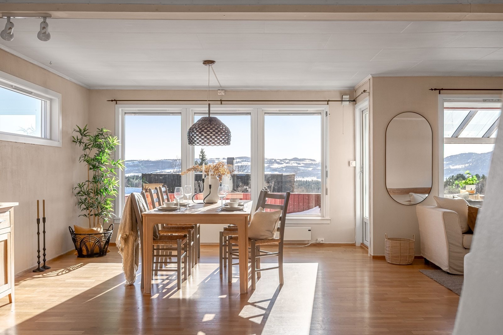 Fra stue er det utgang til sørvendt terrasse. Her er det plass til å ha mange middagsgjester. Galleribilde