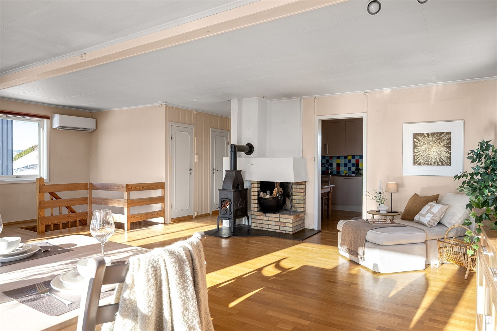 Peis, vedovn og moderne varmepumpe Galleribilde