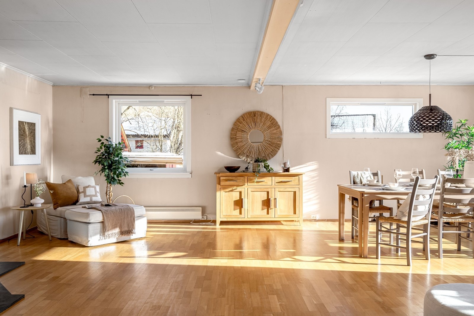 Plass til langt spisebord og flere sittegrupper Galleribilde