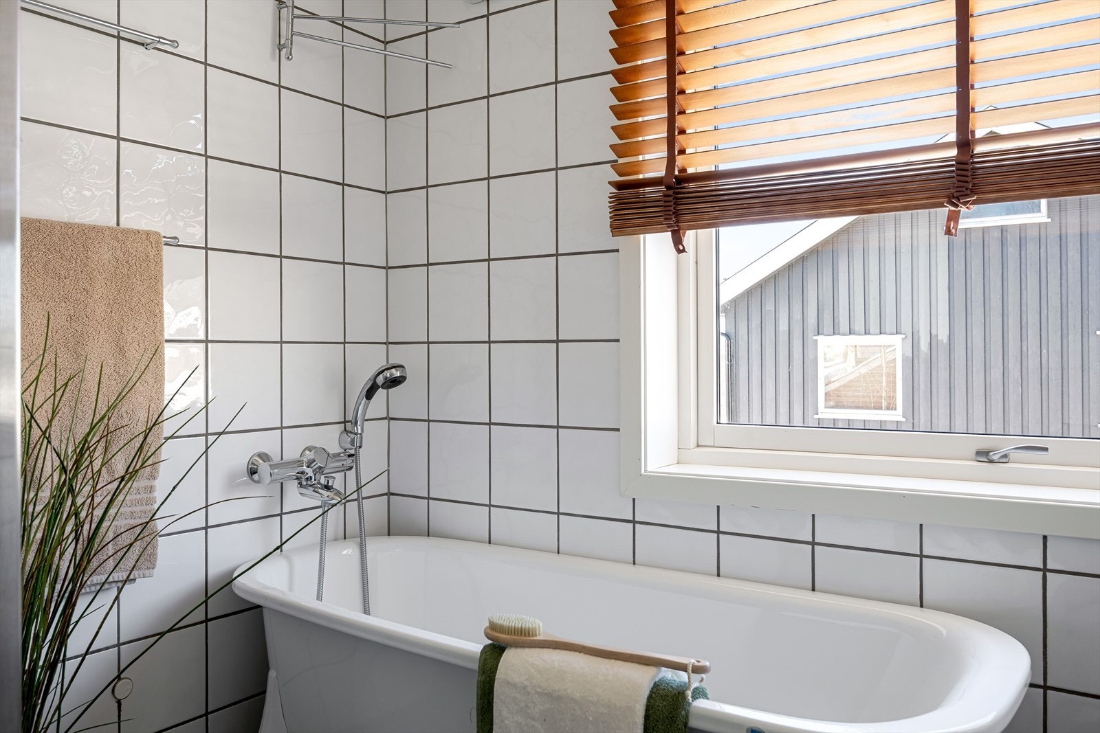 Bad 2. etasje - badekar og opplegg for vaskemaskin Galleribilde