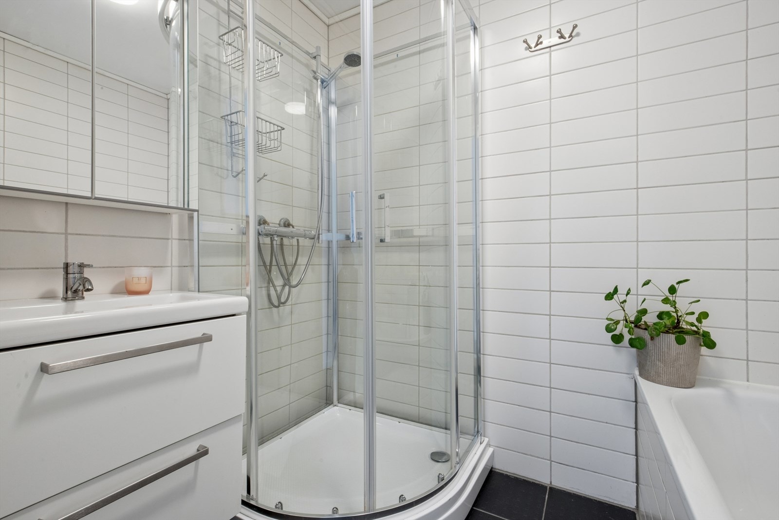 Badet er ellers utstyrt med dusjkabinett, badekar og baderomsinnredning med nedfelt servant. Galleribilde