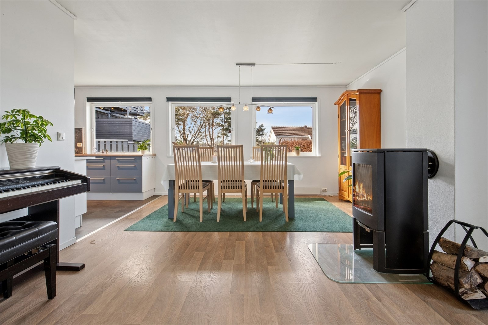 Stuen ligger i åpen løsning med kjøkkenet, men kjøkkenet ligger likevel tilbaketrukket. Galleribilde