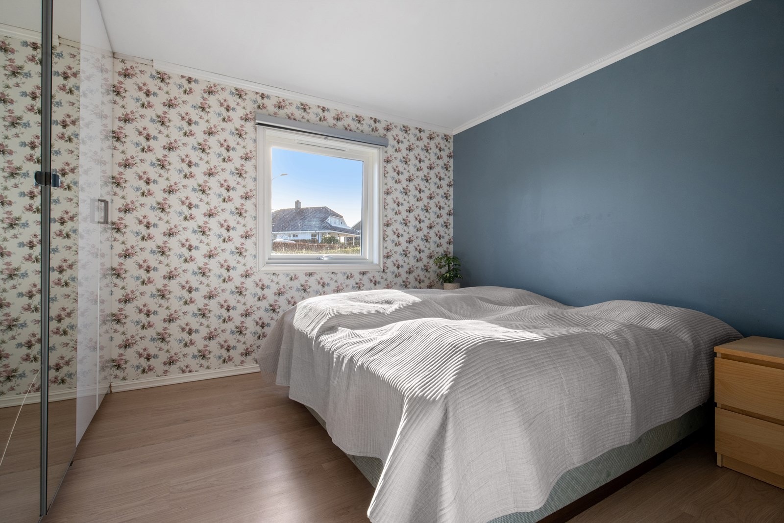 Hovedsoverommet er stort og utstyrt med rikelig med garderobeskap. Her har man i tillegg god plass til å møblere med dobbeltseng og tilhørende møblement. Galleribilde