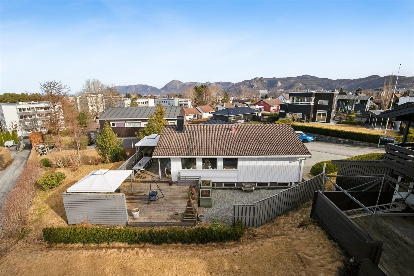 Eiendommen er på 609,7 kvm og er pent opparbeidet med et skjermet og solrikt uteområde som er opparbeidet med terrasser og singel som gir lite vedlikehold. Galleribilde