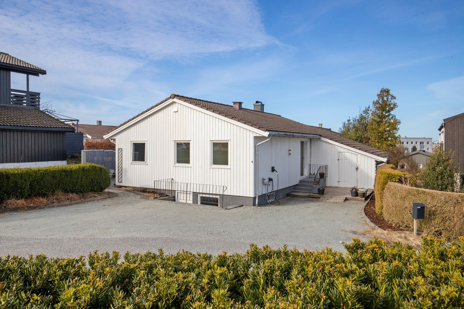 DNB Eiendom V/Mikal Nådland har gleden av å presentere Monolittveien 6. En innholdsrik og flott enebolig med sentral og attraktiv beliggenhet i et barnevennlig nabolag. Galleribilde