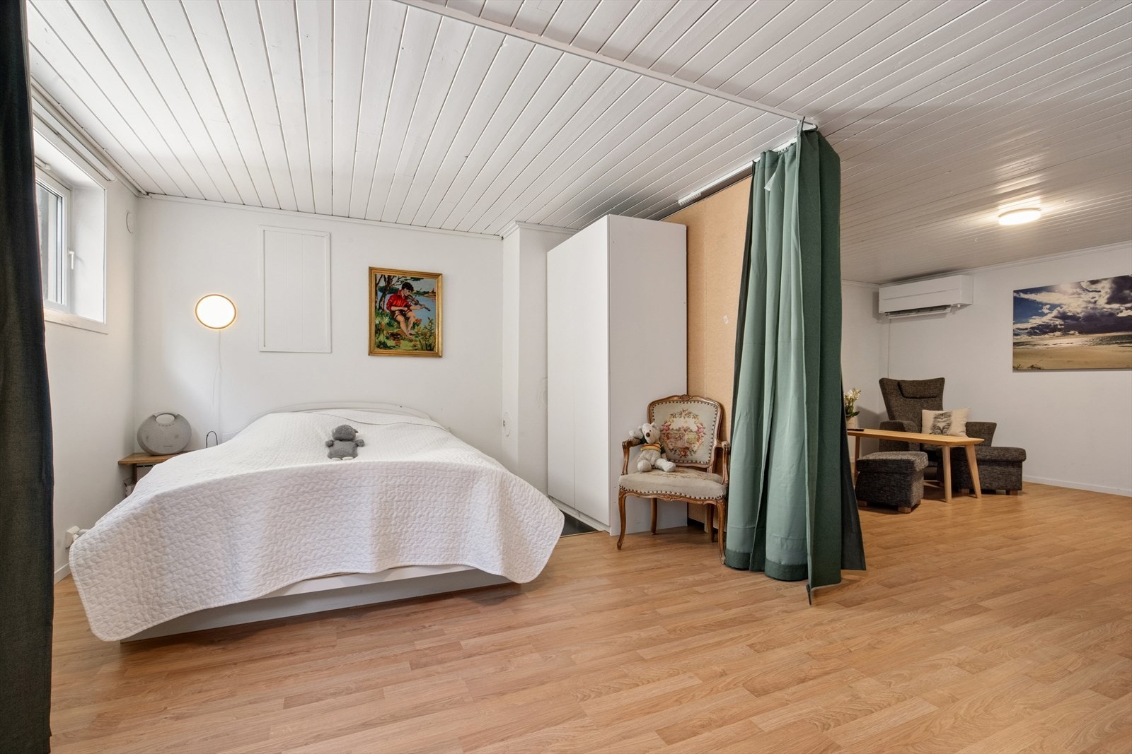 Et kjekt ekstra rom hvor man kan trekke seg tilbake. Rommet er utstyrt med varmepumpe fra 2018 som gir god- og energieffektiv oppvarming. Galleribilde