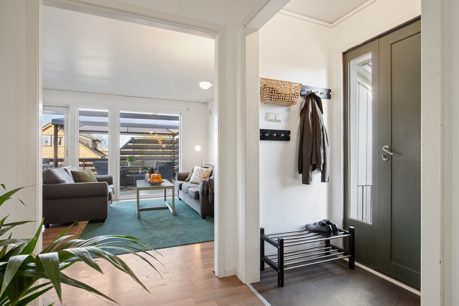 Man ønskes velkommen inn i en entré som fører videre inn til gangen. Galleribilde