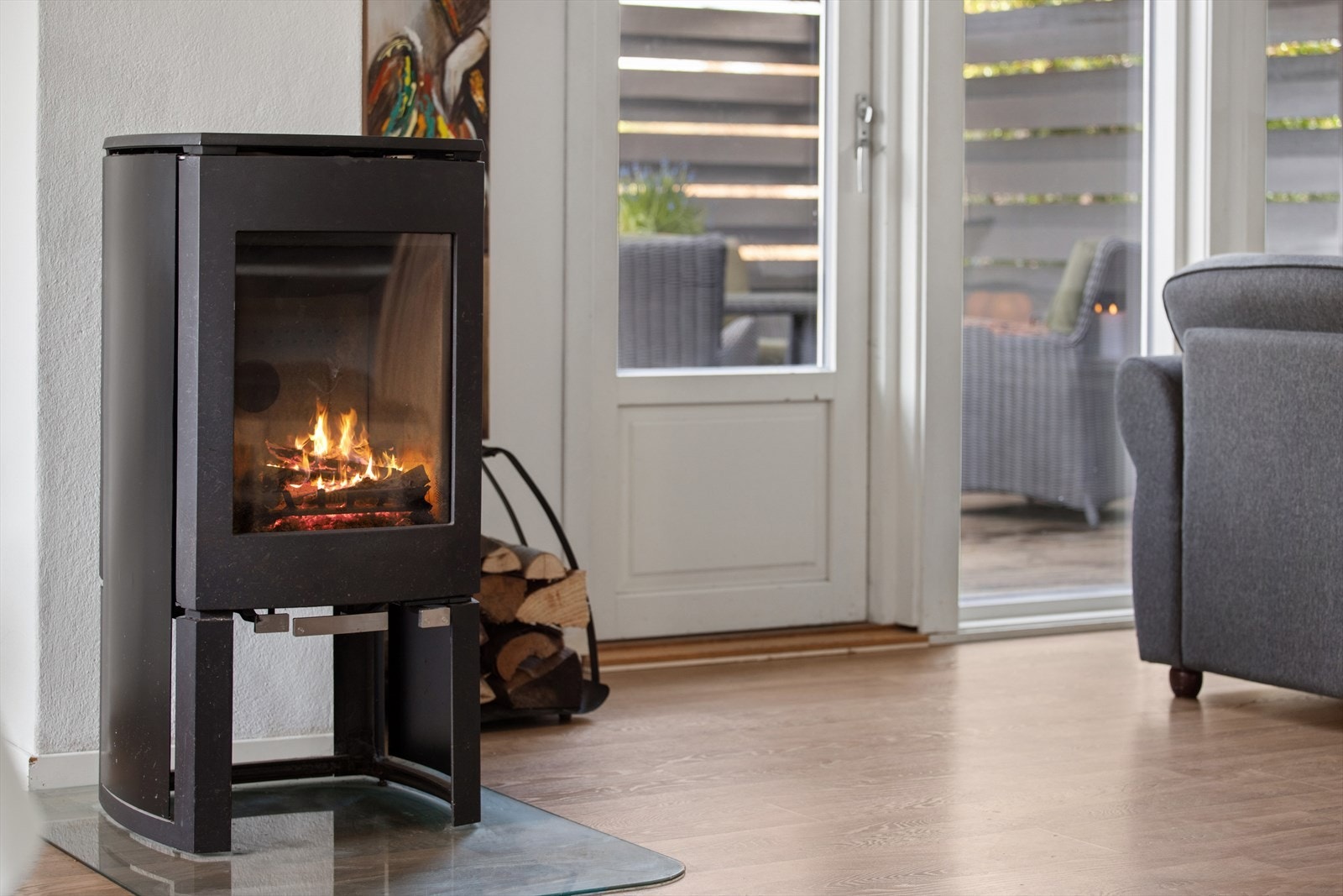 Stuen er utstyrt med en flott vedovn som sørger for god varme på kalde dager. Galleribilde