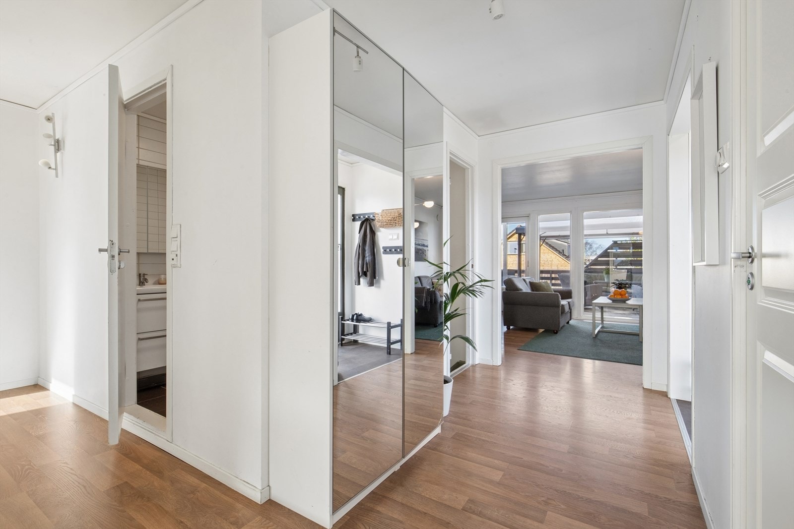 Romslig gang utstyrt med garderobe hvor man har god plass til yttertøy og sko. Galleribilde