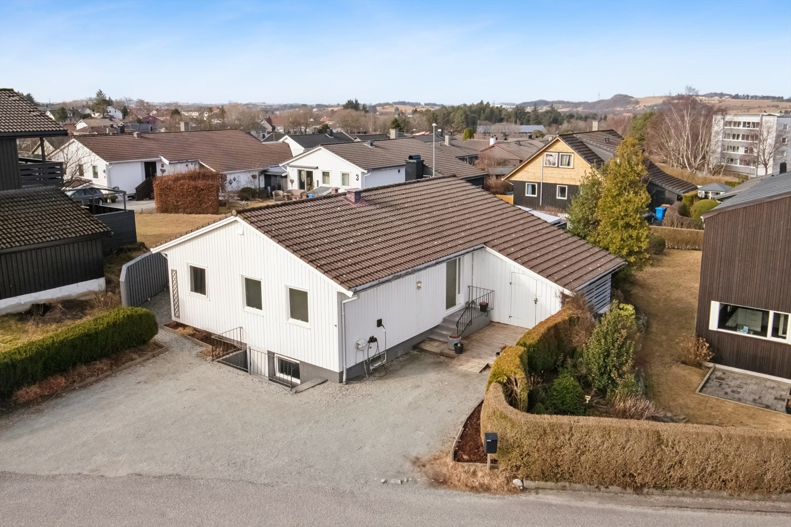 Gårdsrommet er gruset og har god plass til parkering av flere biler. Galleribilde