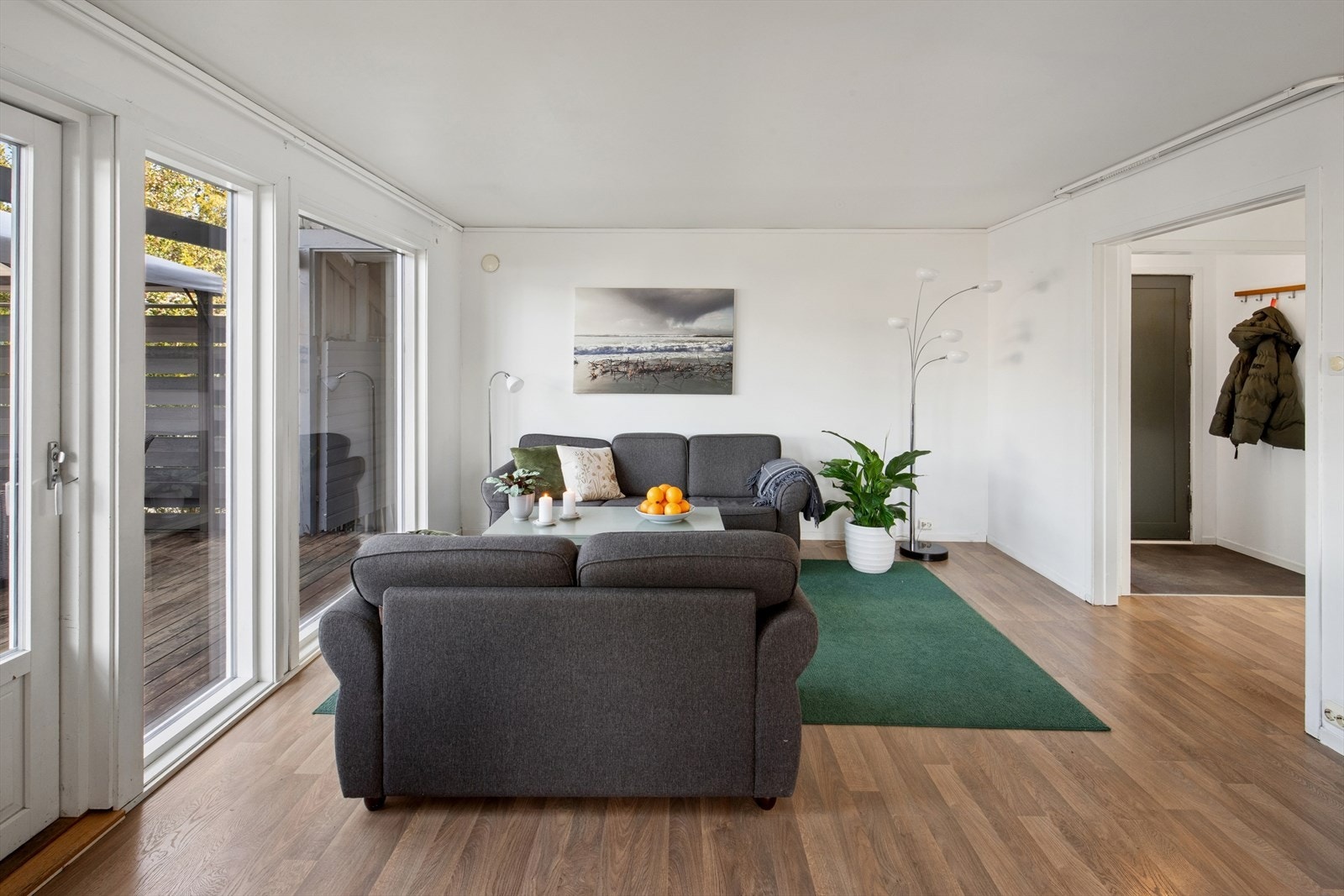 Her har man god plass til å møblere i flere soner med både sofa- og spisegruppe. Galleribilde