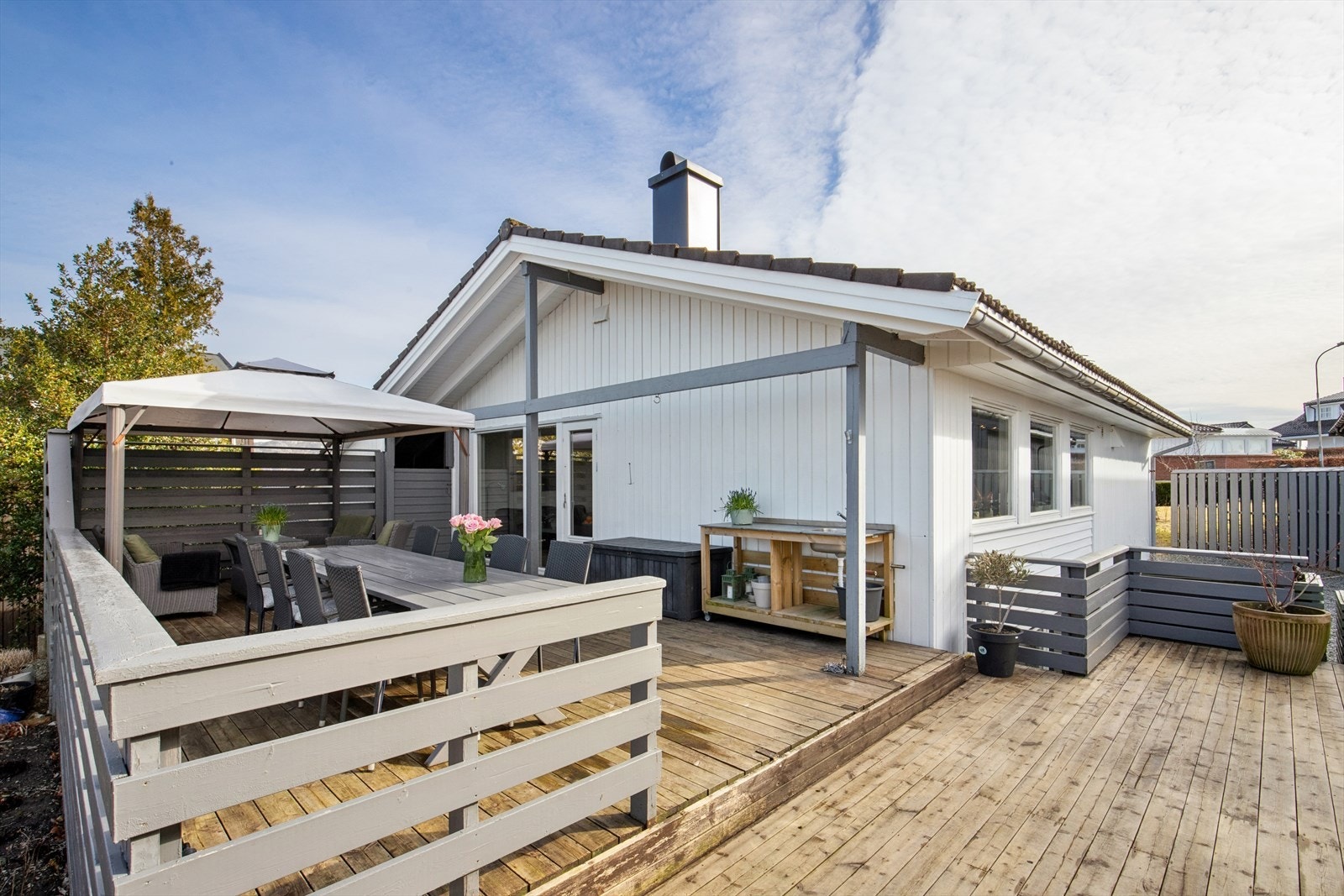 Uteområdet ligger solrikt til. Her har man god plass til å samle familie og venner. Galleribilde