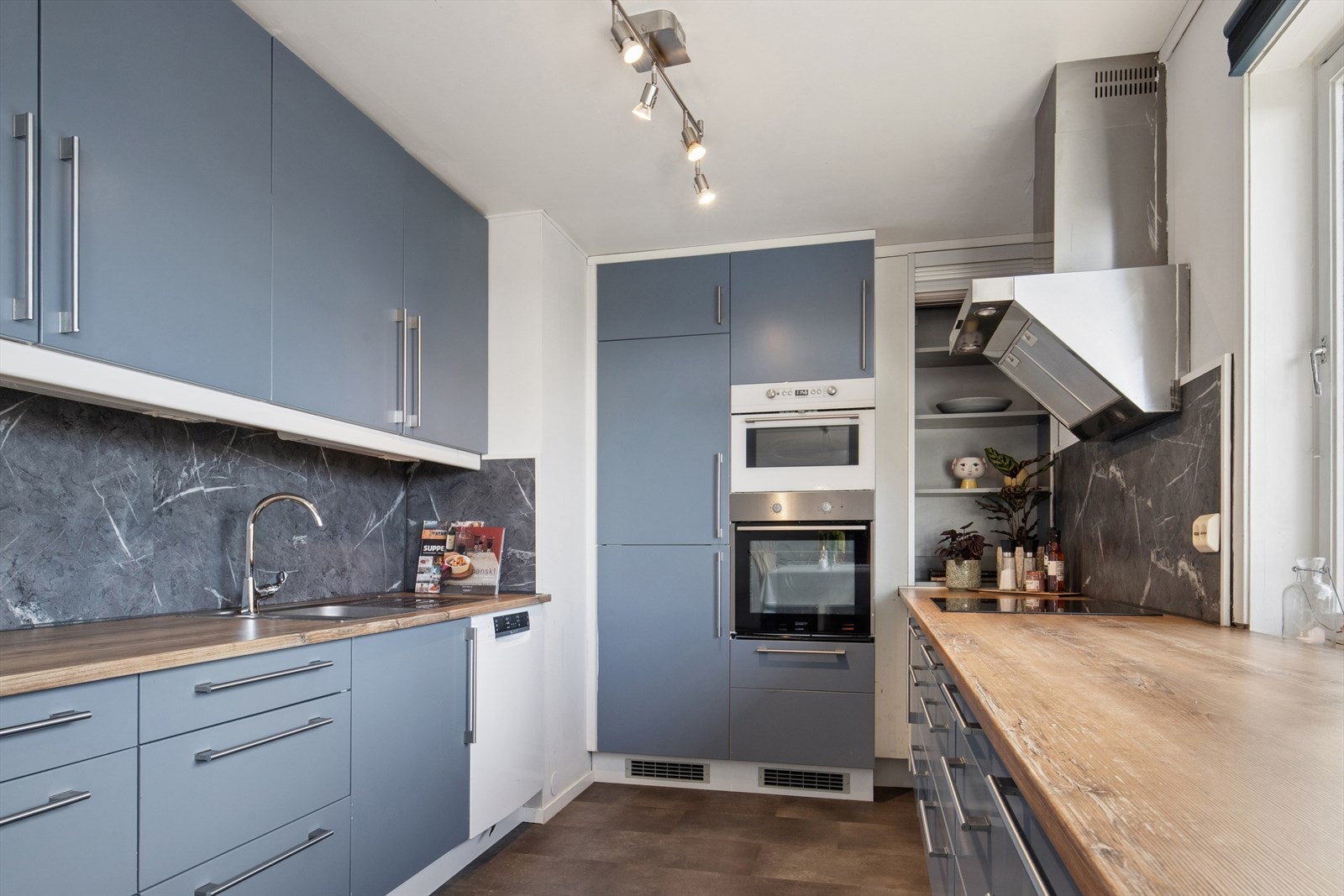 Kjøkkenet er ellers utstyrt med kjøleskap, oppvaskmaskin, stekeovn, mikrobølgeovn, koketopp og kjøkkenventilator med avtrekk ut. Galleribilde