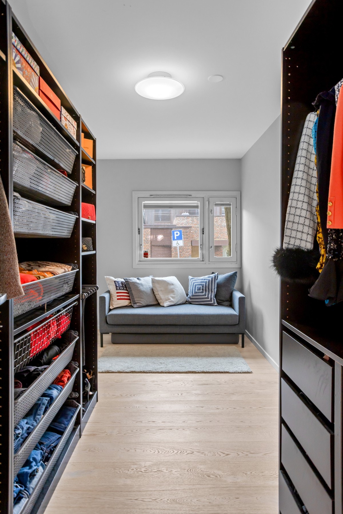 Walk in closet med god plass til klær og tilbehør. Galleribilde