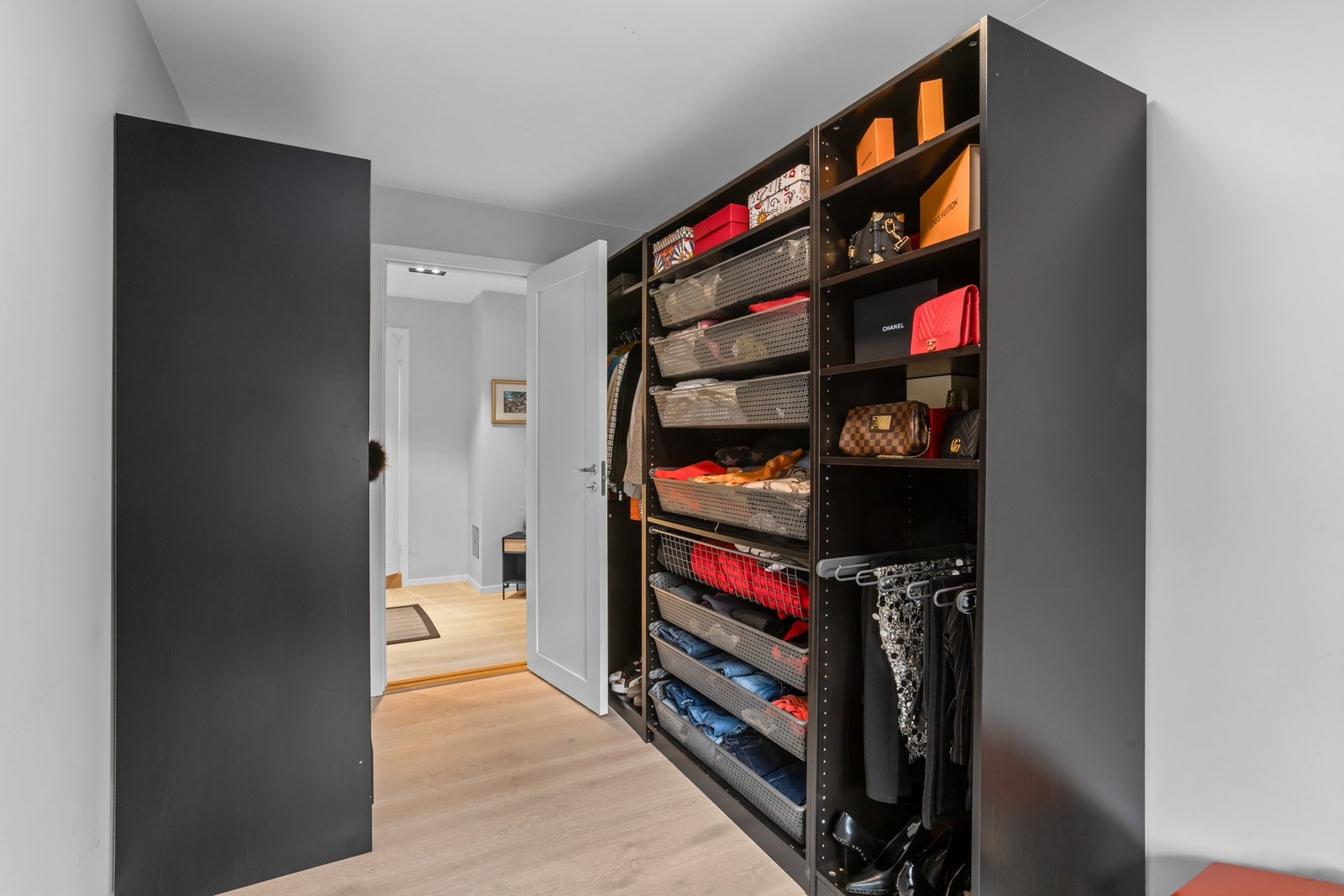 Walk in closet. Galleribilde