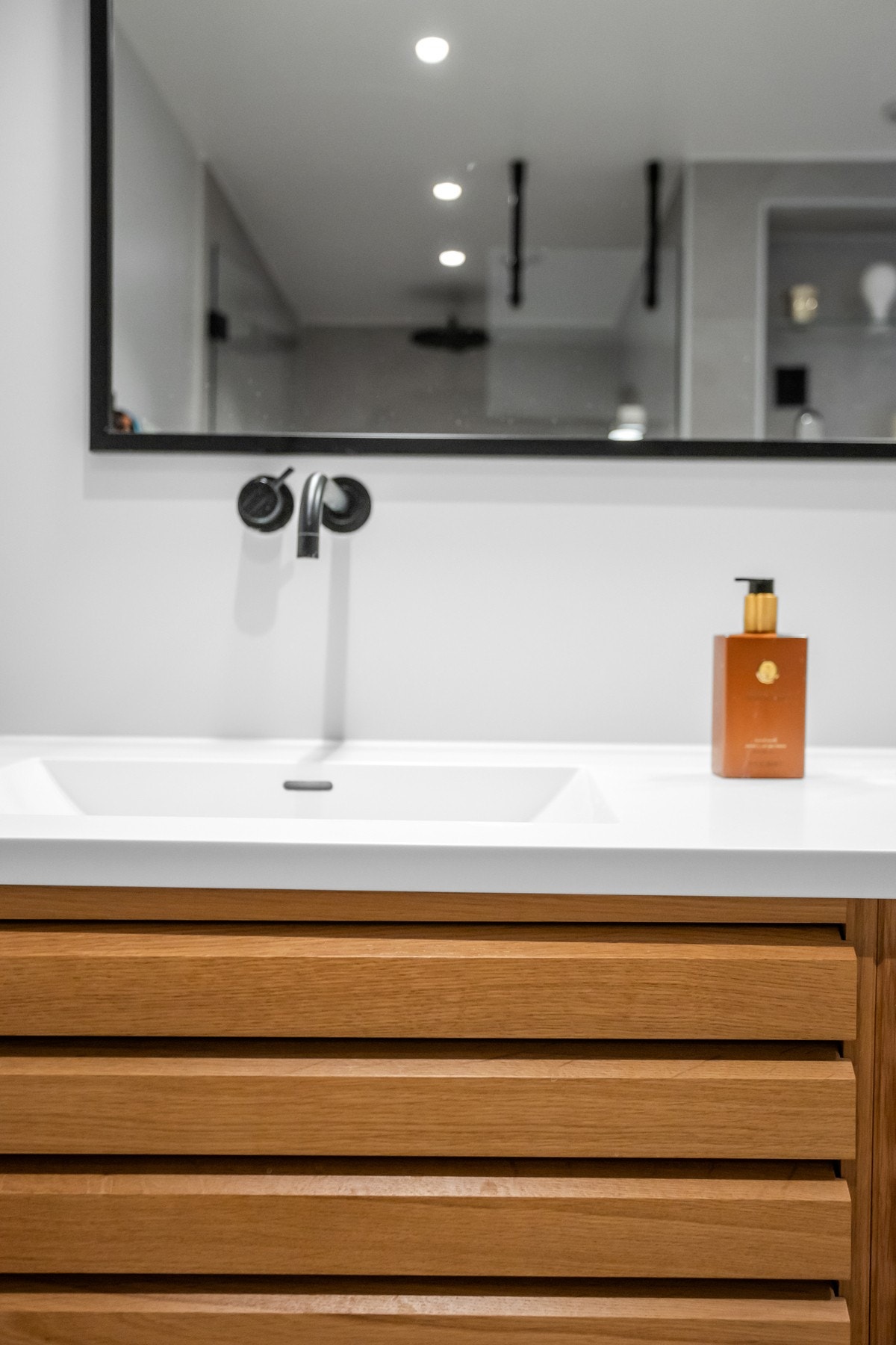 Badet har dobbel servant, toalett og dusjnisje. Galleribilde
