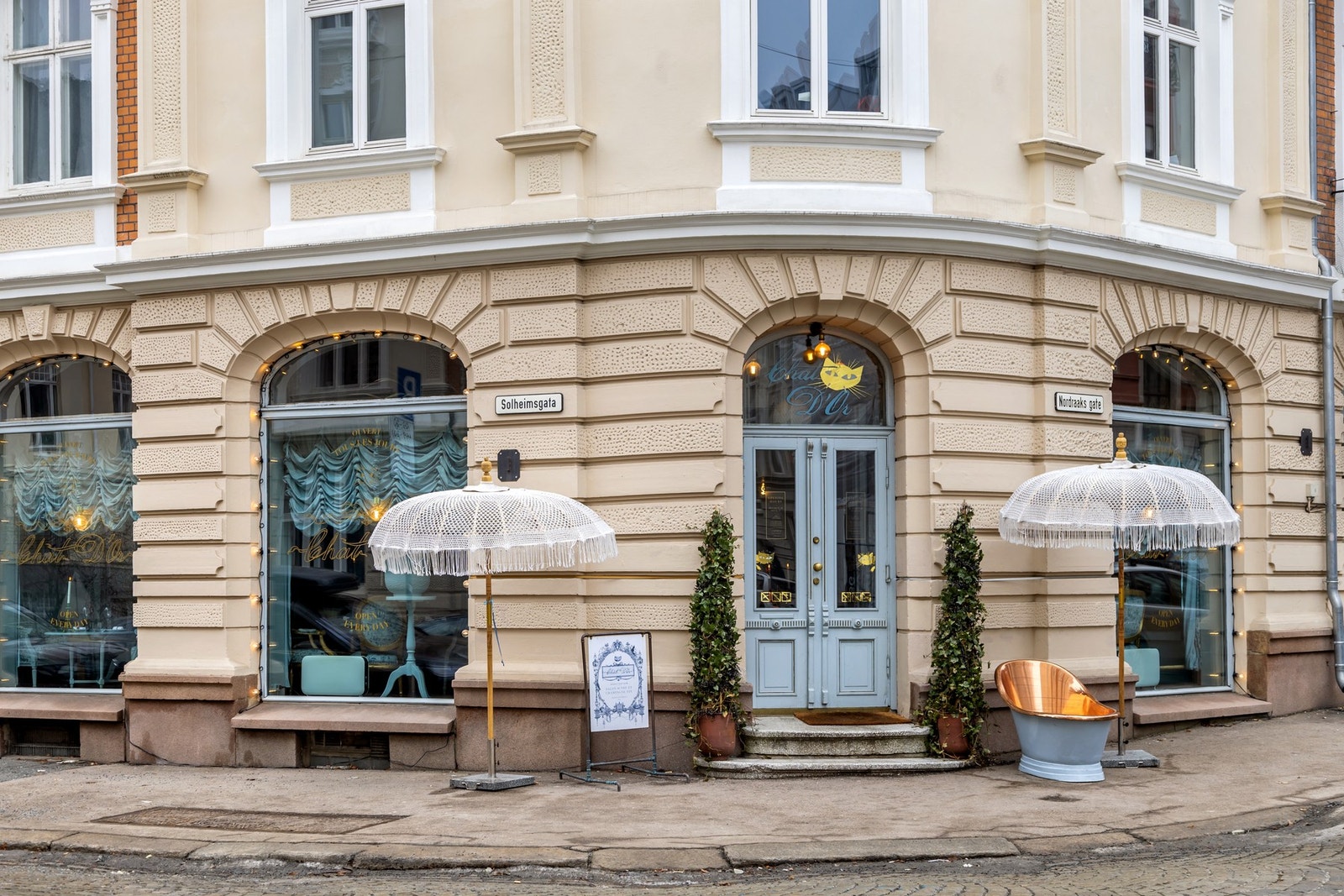 Det er flere hyggelige vinbarer og restauranter i området. Her fra Chat D'Or i krysset Nordraaks gate/Gimleveien. Galleribilde