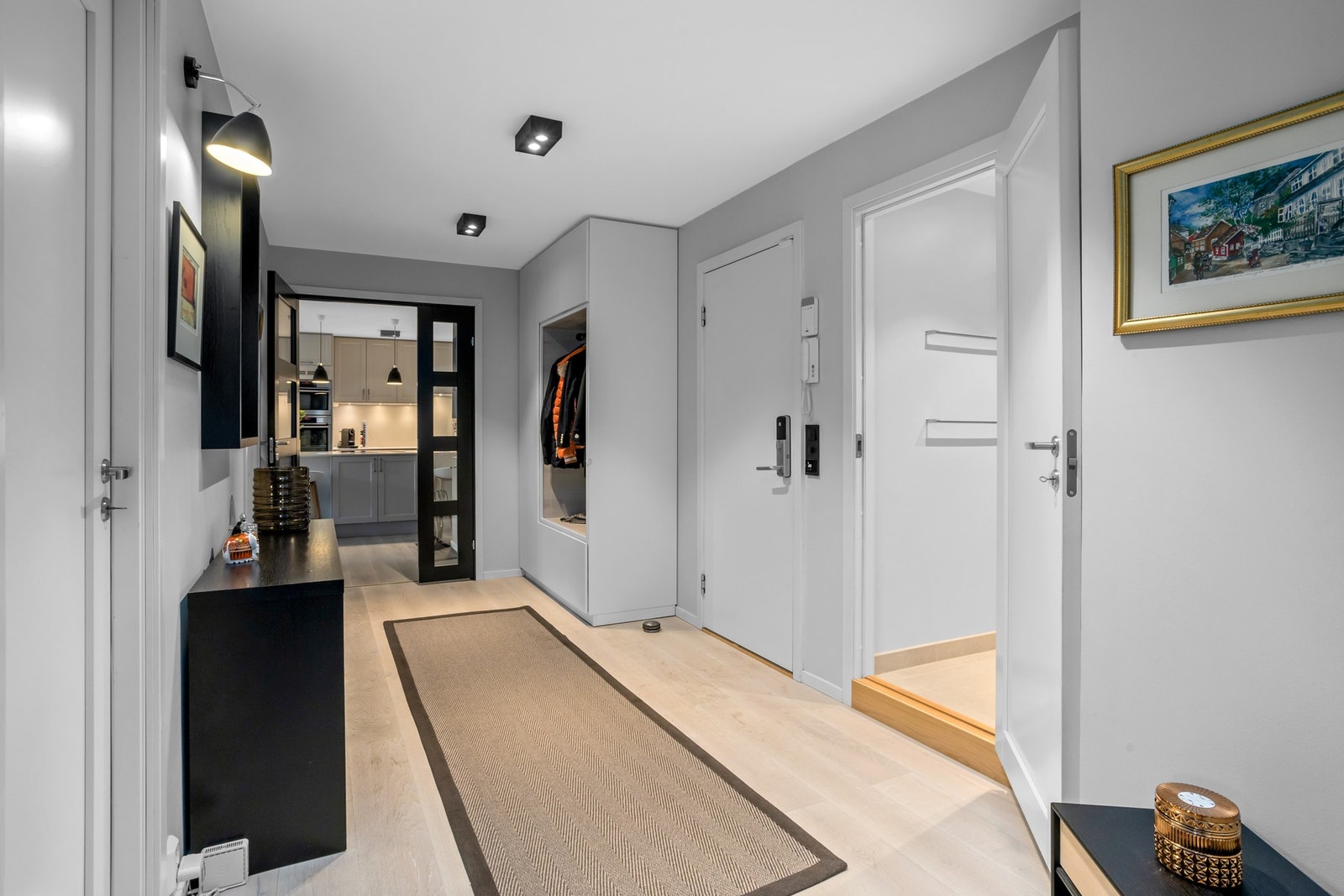 Romslig entré/gang med godt med plass til yttertøy. Galleribilde