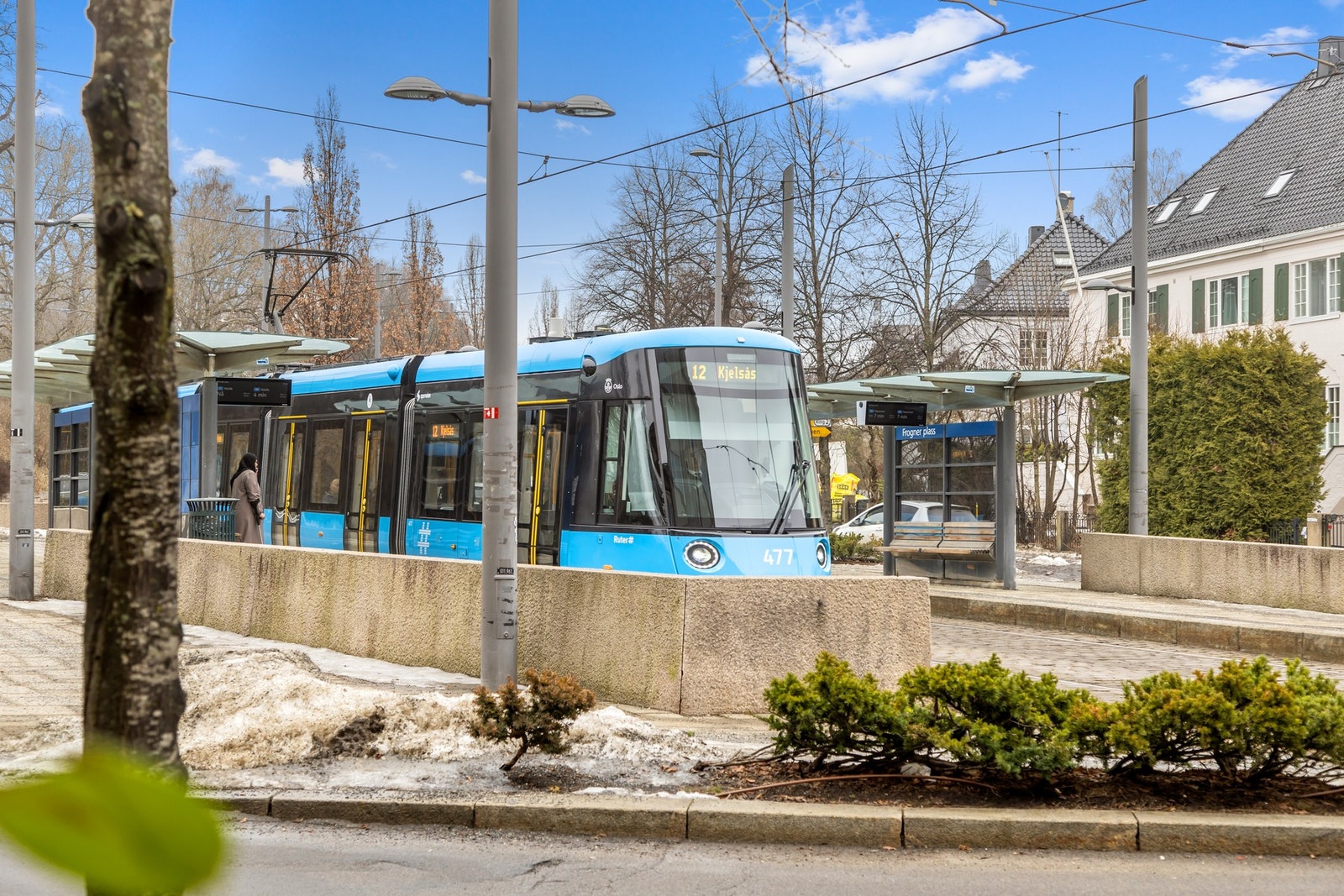 Frogner plass med trikk og buss. Galleribilde