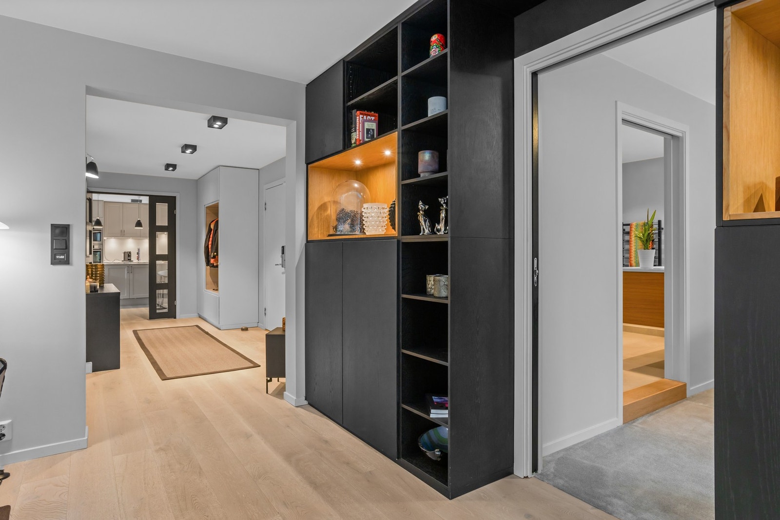Tilpassete skap og hyller for oppbevaring og dekor i stuen. Galleribilde