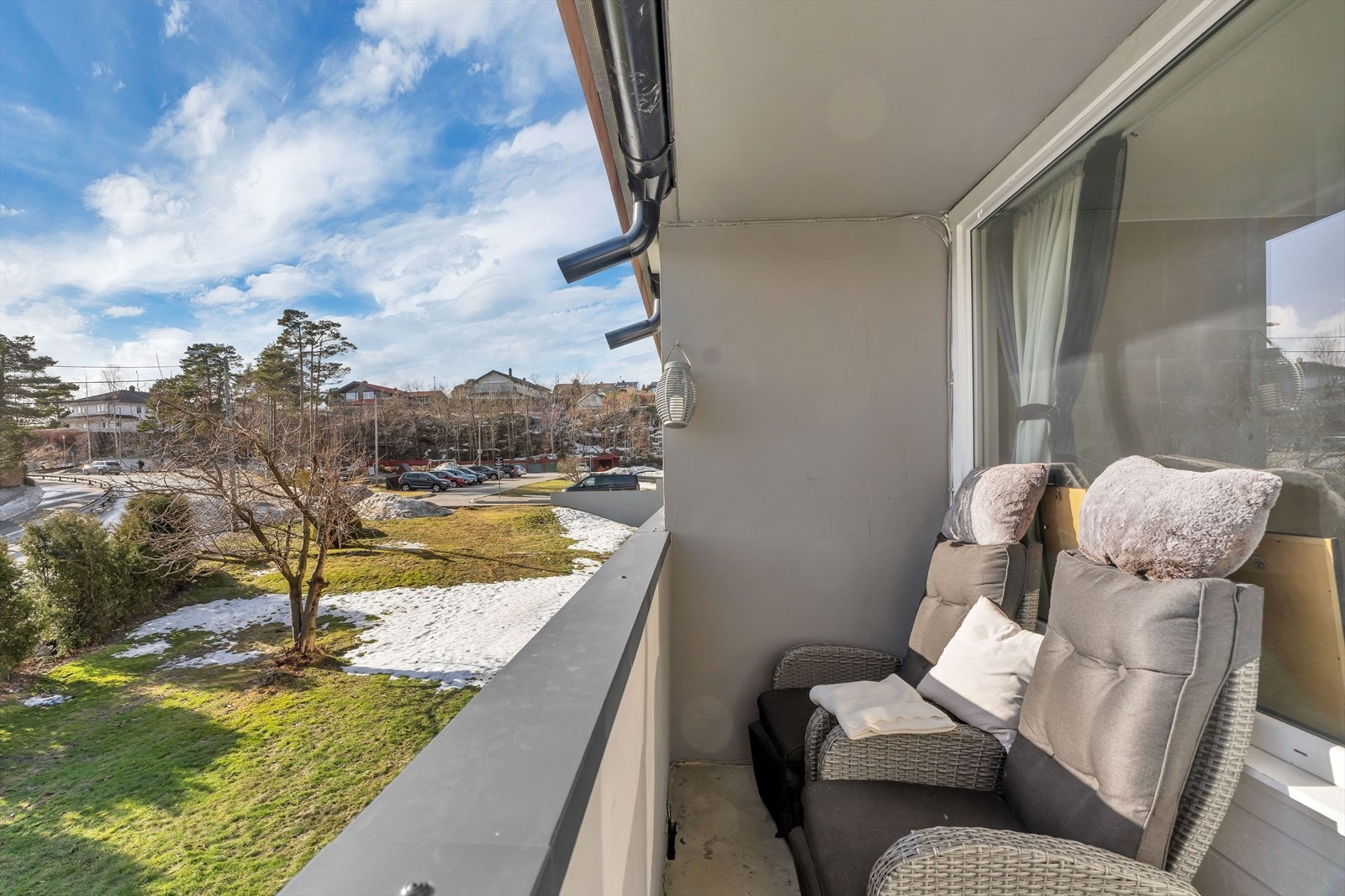 Sydvendt, solrik balkong Galleribilde