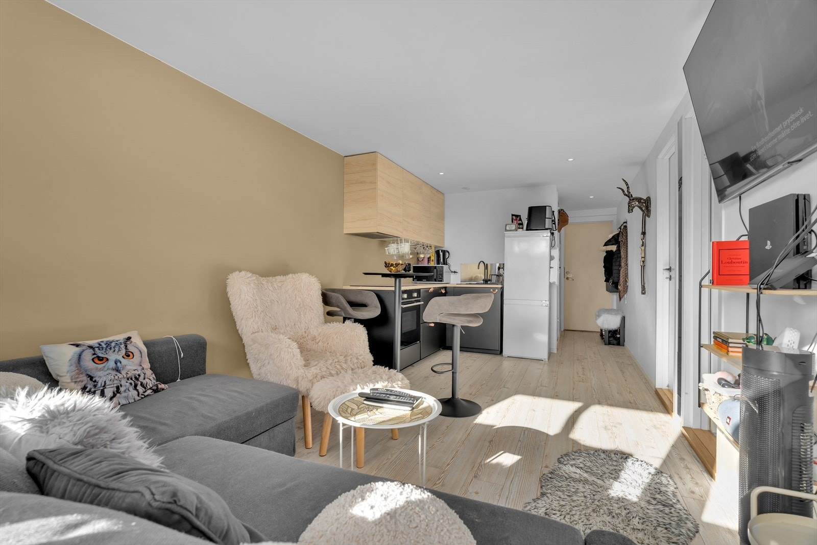 Pent laminatgulv, slette, listefrie flater og spotter i himling Galleribilde