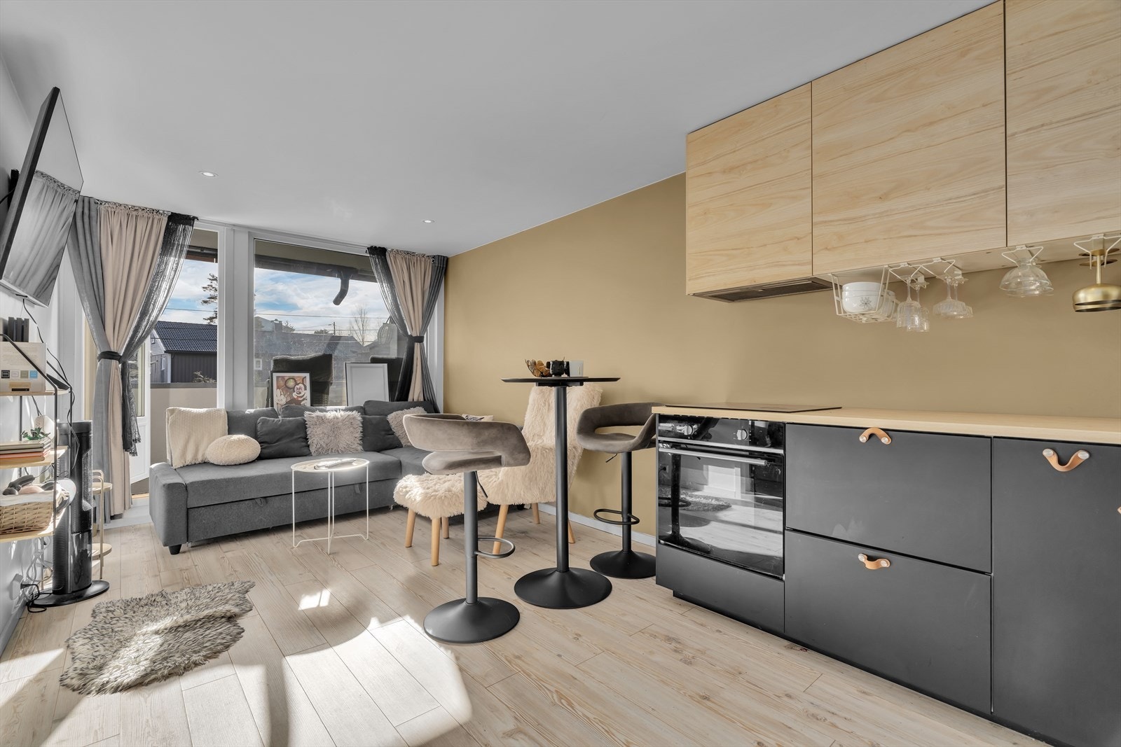 Sosial løsning mellom stue og kjøkken Galleribilde