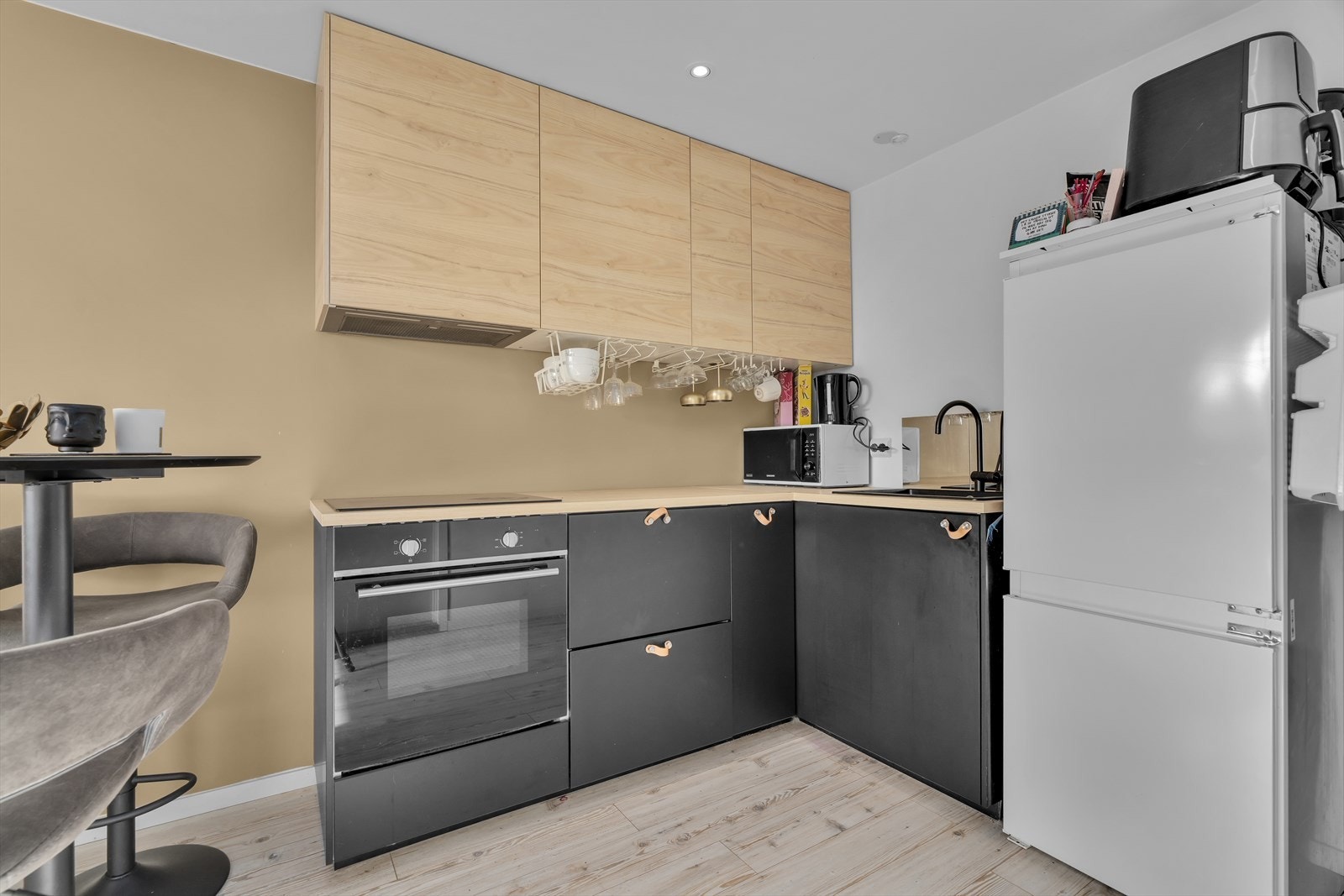 Avtrekksvifte og integrert stekeovn- og platetopp Galleribilde