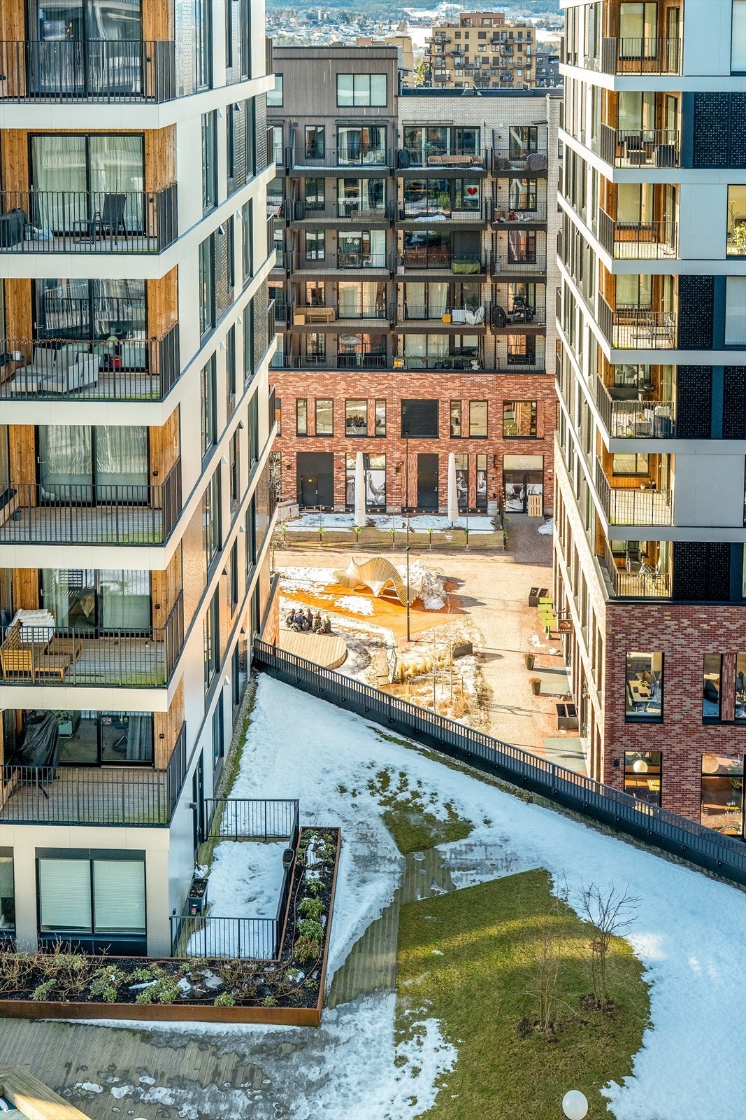 Fra leiligheten er det kun få minutters gange til Lillestrøm stasjon med tog- og bussforbindelser. Galleribilde