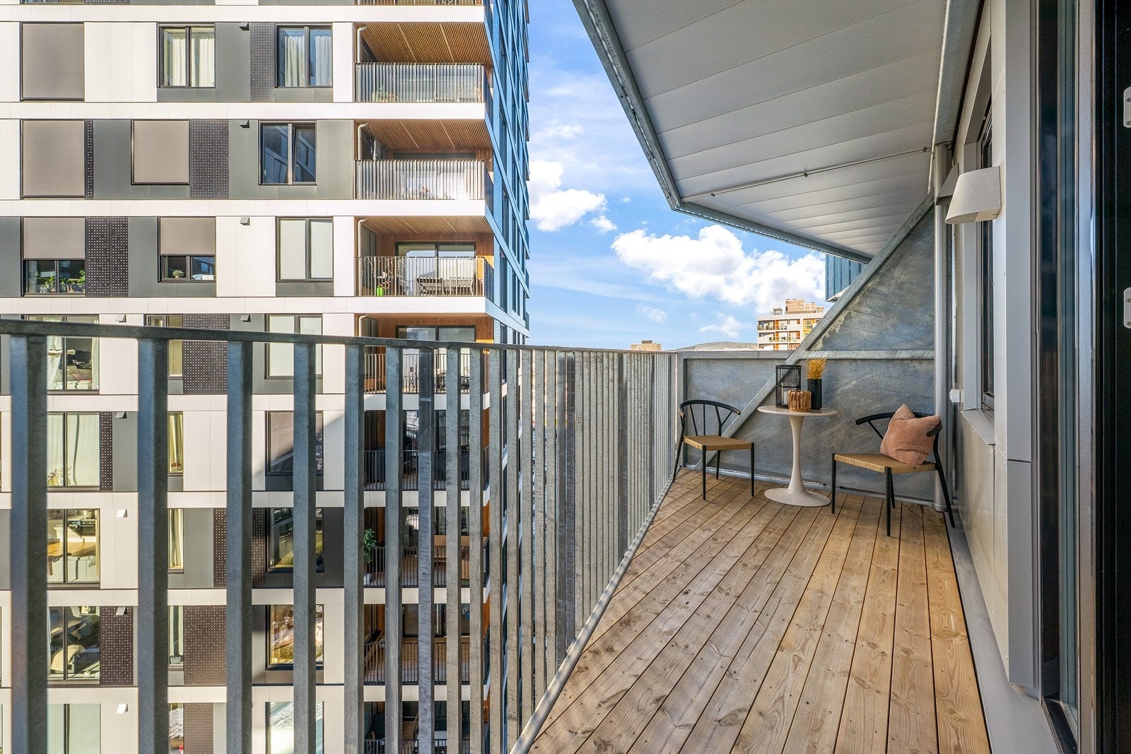 Den overbygde, nordvestvendte balkongen på 8 m² gir et fint uterom med plass til sittegruppe. Galleribilde