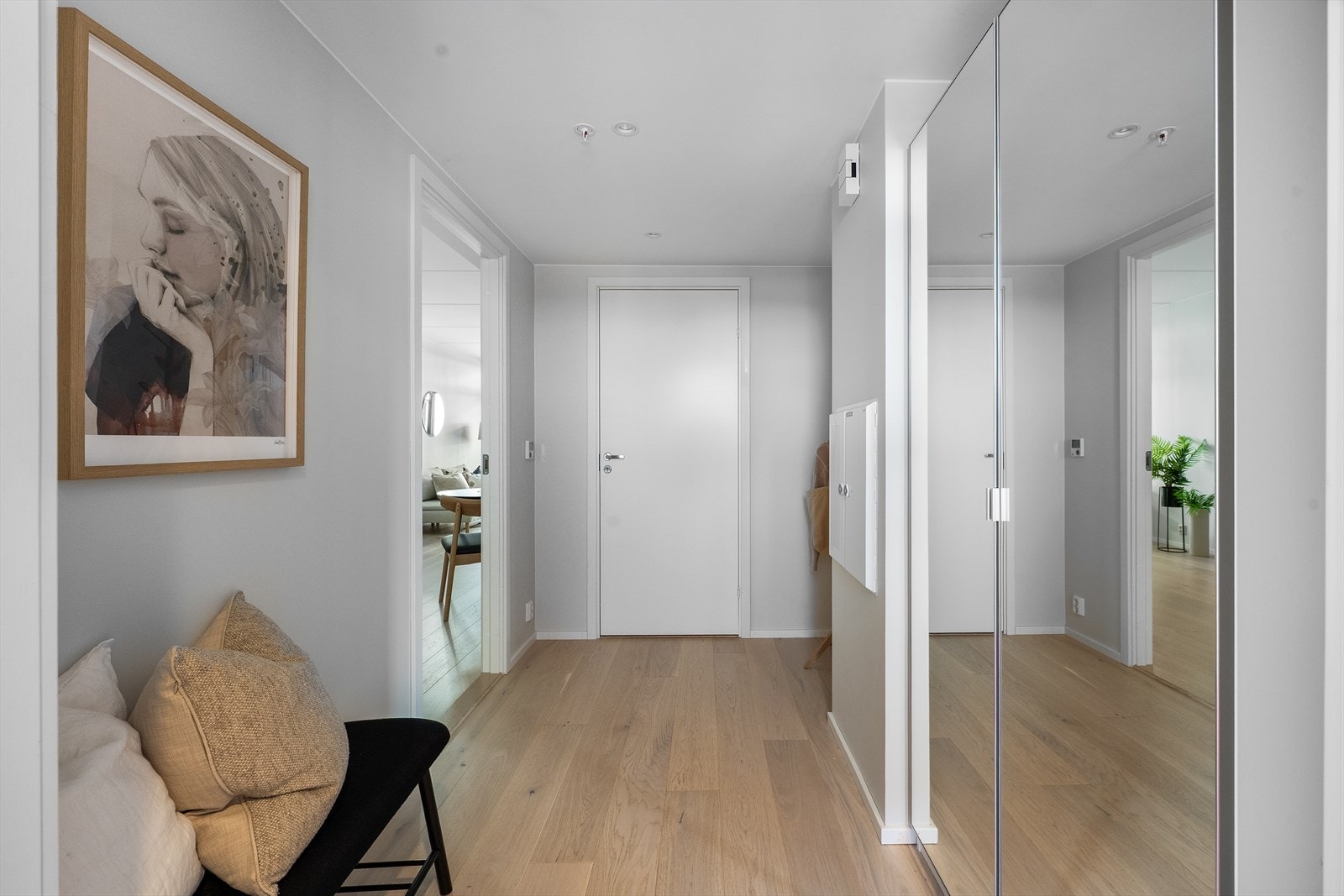 Entréen er lys og innbydende med parkett på gulv og downlights i himling. Galleribilde