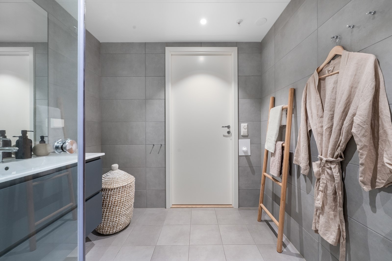 Her er det opplegg for vaskemaskin. Rør-i-rør-systemet er plassert i fordelerskap i himlingen. Galleribilde