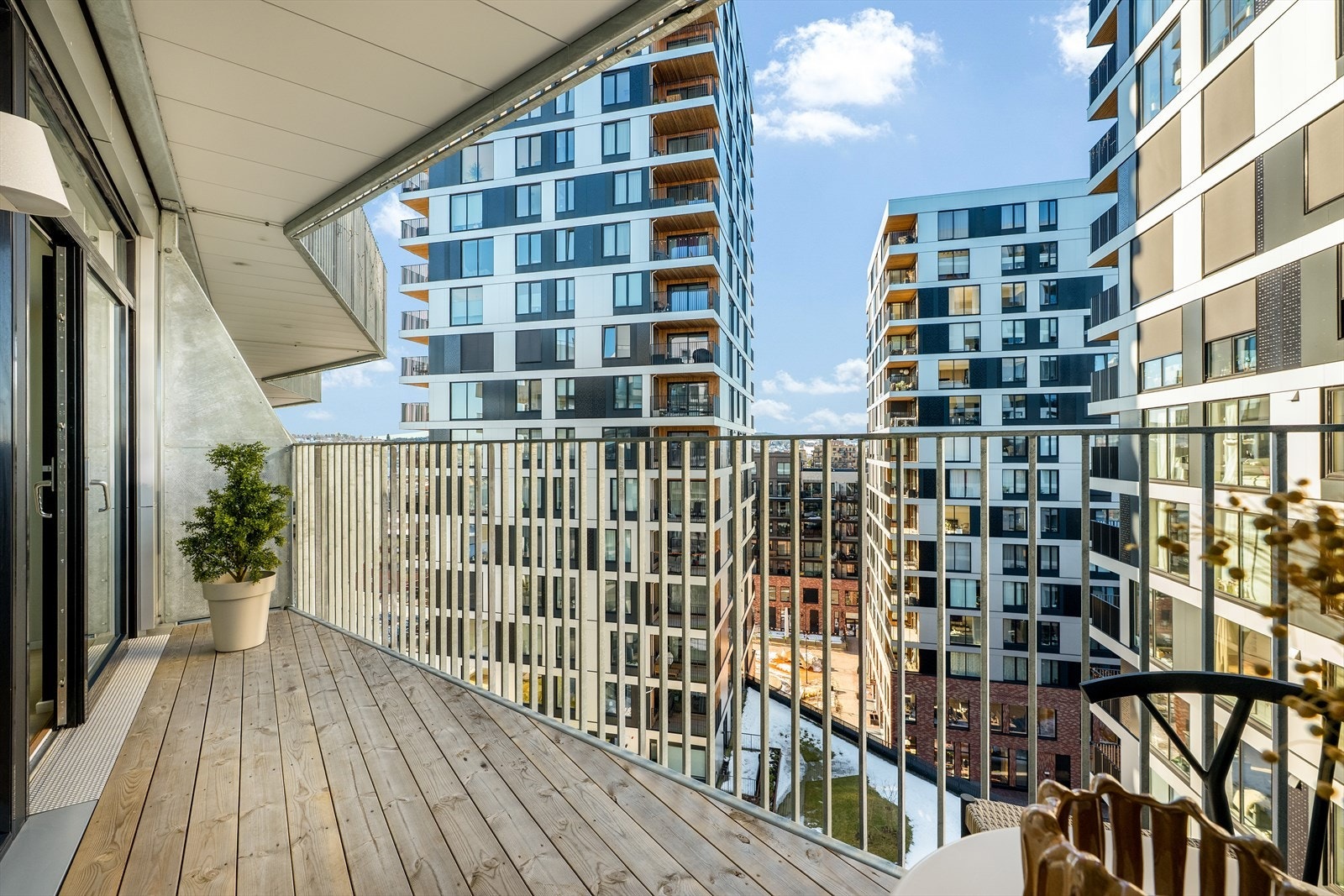 Fra 9. etasje har du en åpen og luftig følelse på balkongen. Galleribilde