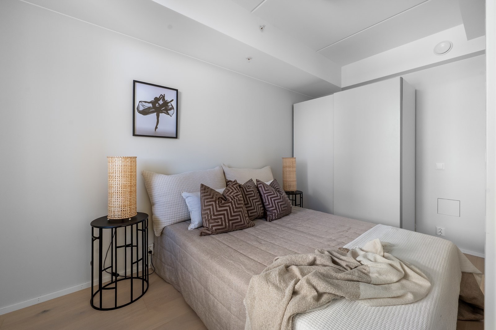 Plisségardiner med blending følger med handelen. Galleribilde