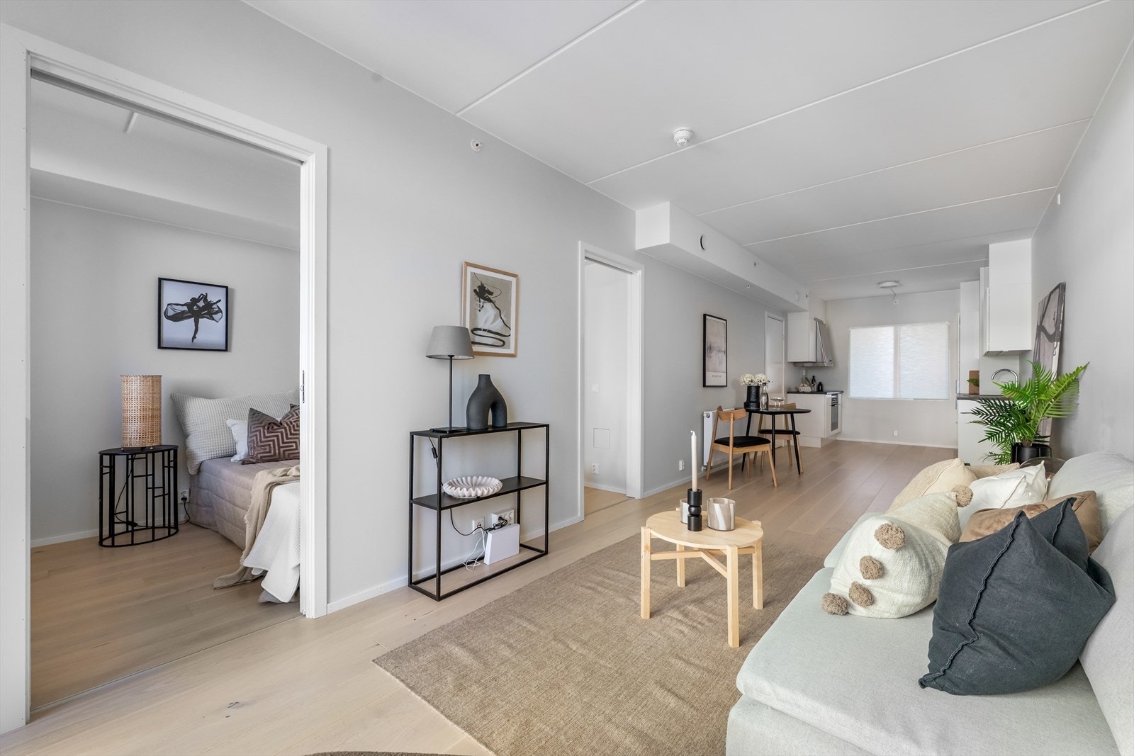 Oppvarming via radiatorer med vannbåren varme fra fjernvarmeanlegg sikrer jevn temperatur. Galleribilde