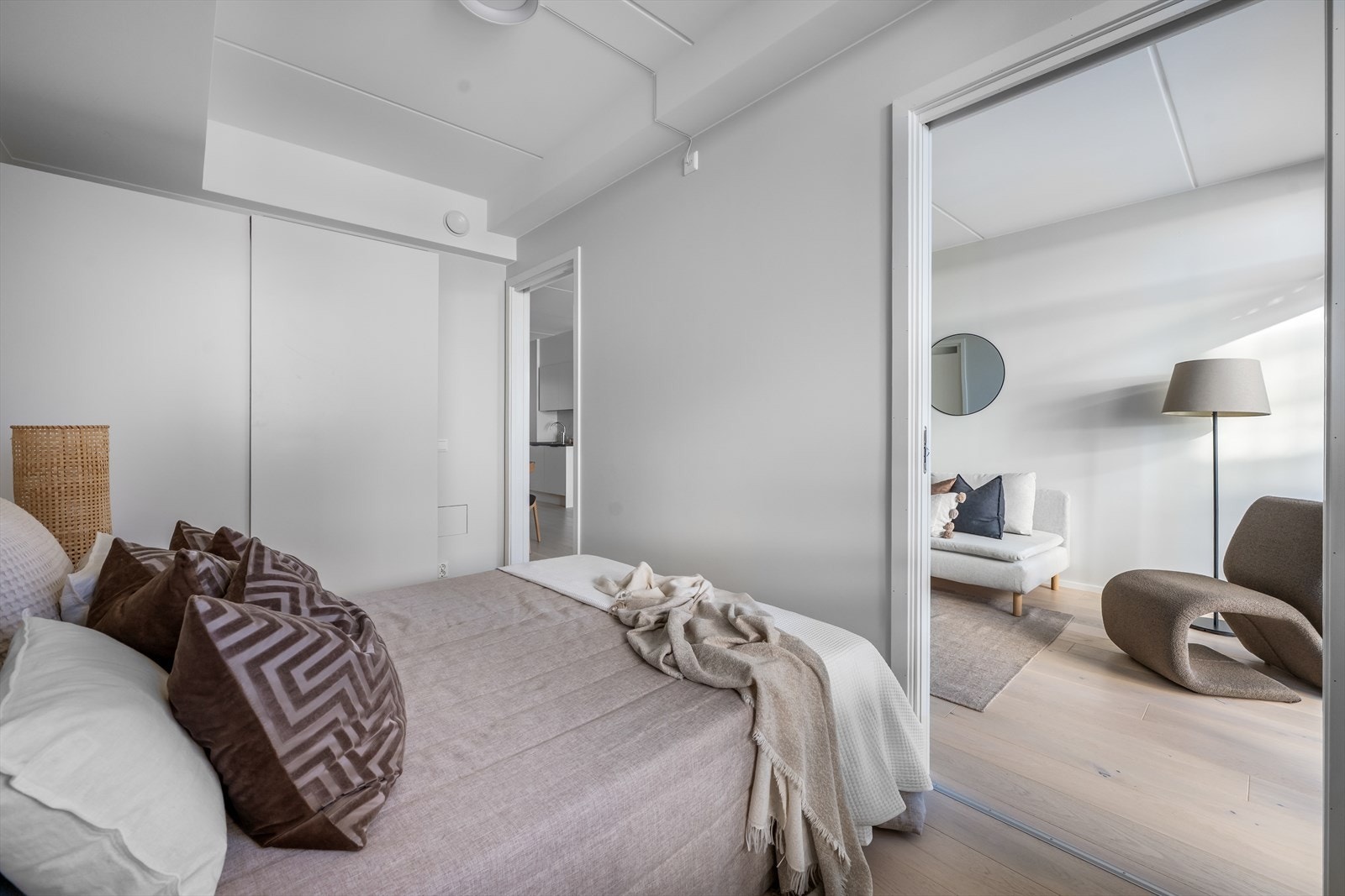 Rommet er adskilt fra stuen, noe som gir en rolig og privat sone. Galleribilde