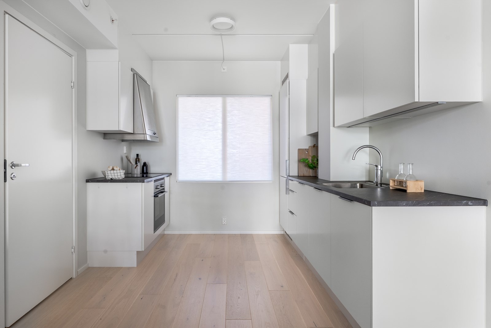 Kjøkkenet er fullt utstyrt med integrert kjøl/frys, oppvaskmaskin, stekeovn og induksjonstopp. Galleribilde