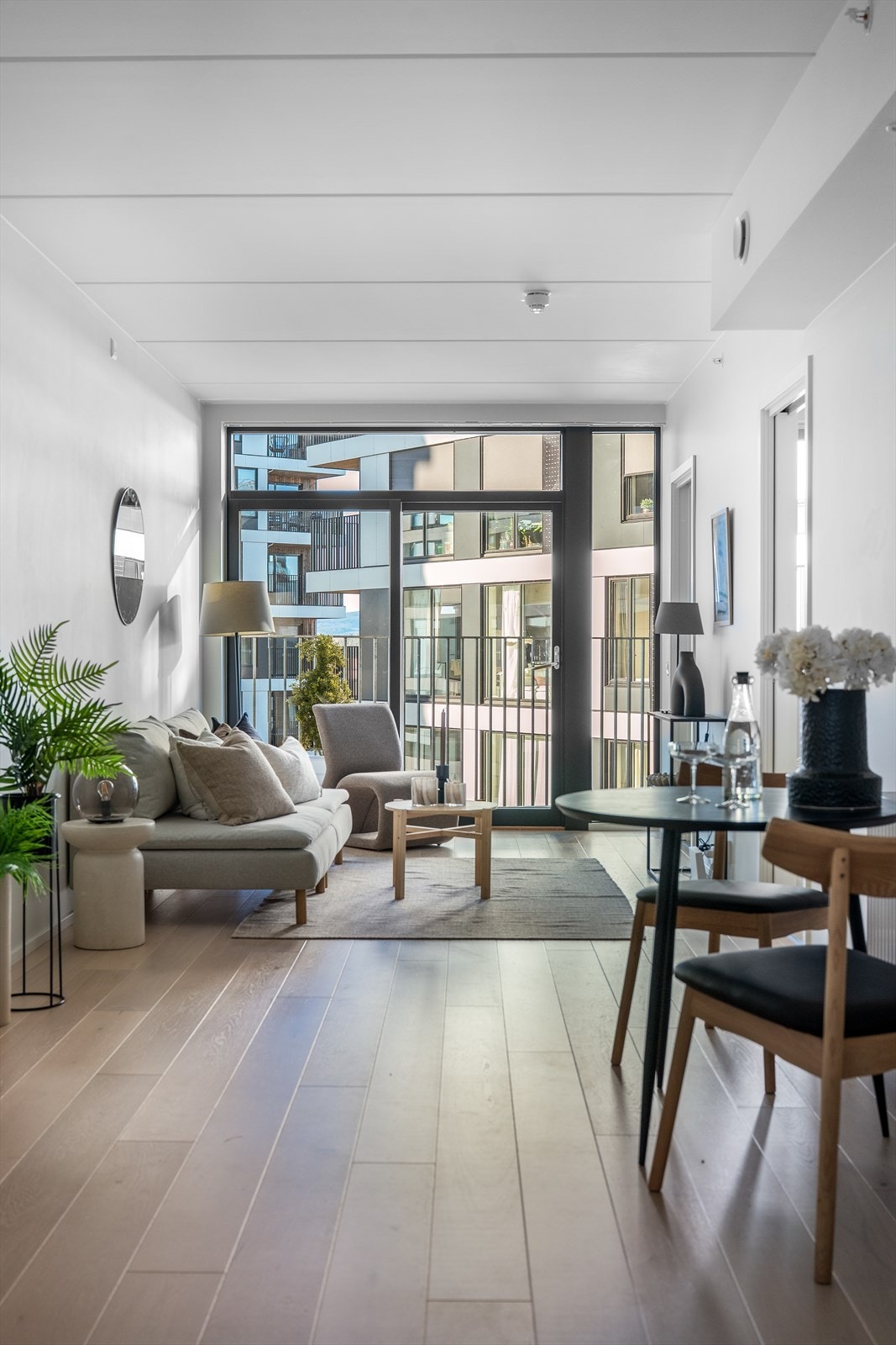 Store vindusflater og skyvedør i isolerglass slipper inn rikelig med dagslys. Galleribilde