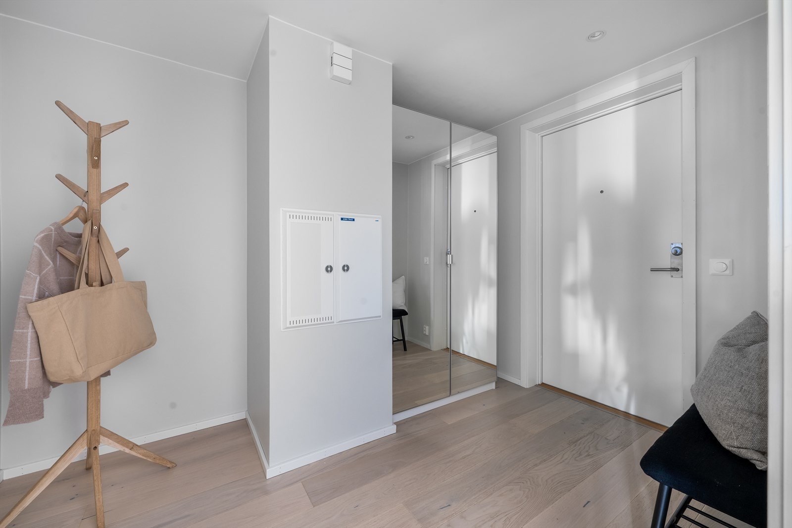 Det er gode oppbevaringsmuligheter i gangen. Galleribilde