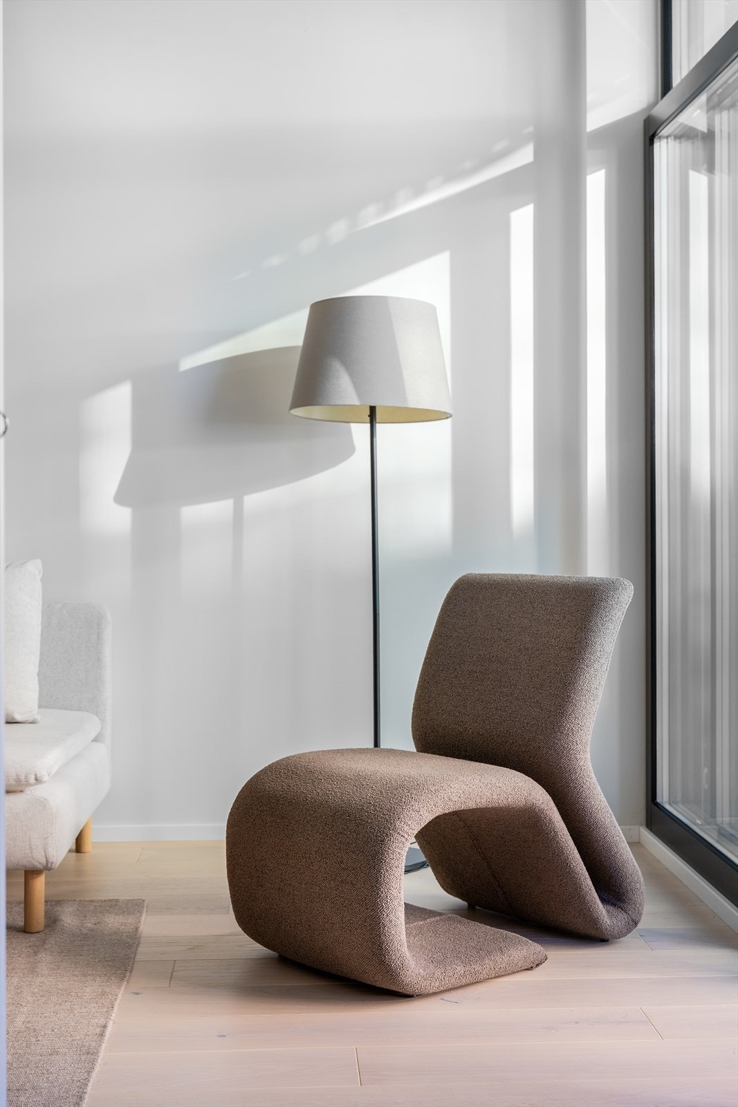 De lyse overflatene og parkettgulvet danner et nøytralt og godt grunnlag for personlig innredning. Galleribilde