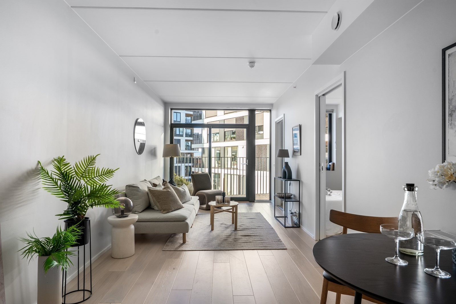 Den åpne løsningen gir en sosial sone med plass til både spisebord og sofagruppe. Galleribilde