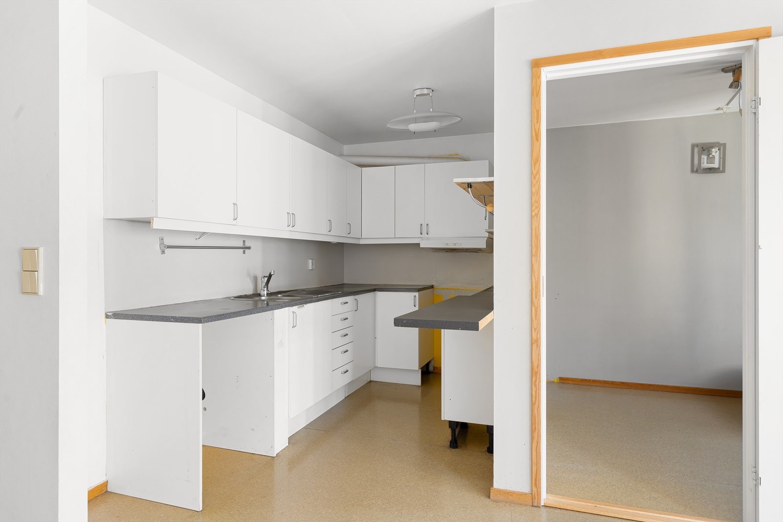 Videre er det frittstående komfyr, kjøle-/fryseskap og oppvaskmaskin i nisje. Galleribilde
