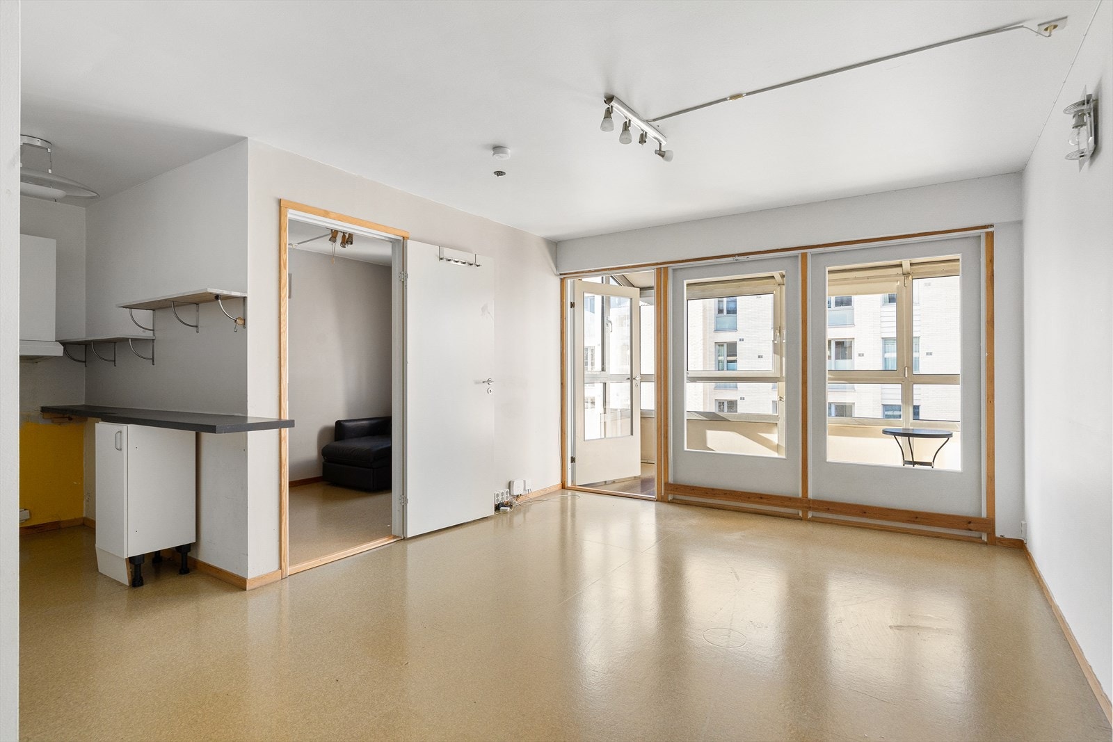 Stuen er romslig og har god plass til sofagruppe og spisebord. Galleribilde