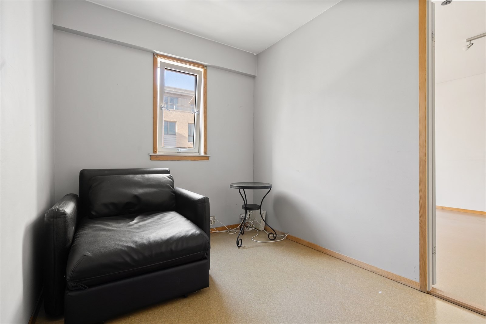 Soverom med plass til seng og nattbord. Rommet er perfekt som både barnerom, gjesterom, "walk in closet", bod eller fungerer utmerket som et kontor. Galleribilde