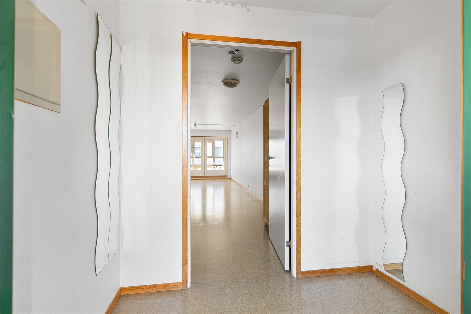 Leiligheten har en romslig entré som skaper et umiddelbart godt førsteinntrykk. Galleribilde
