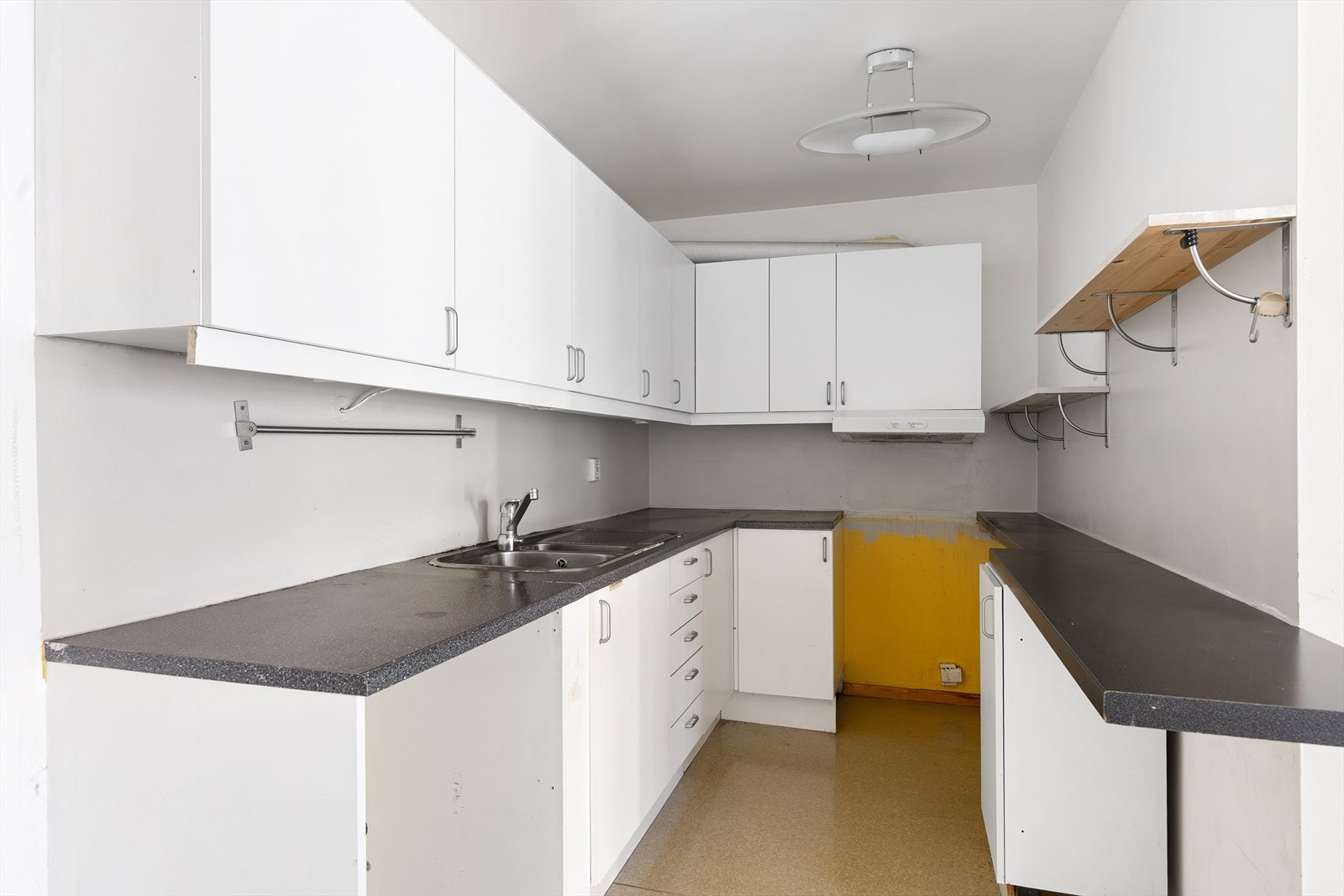 Kjøkkenet har glatte fronter med god skap og benkeplass. Benkeplaten er av laminat med en nedfelt vaskekum i rustfritt stål. Galleribilde