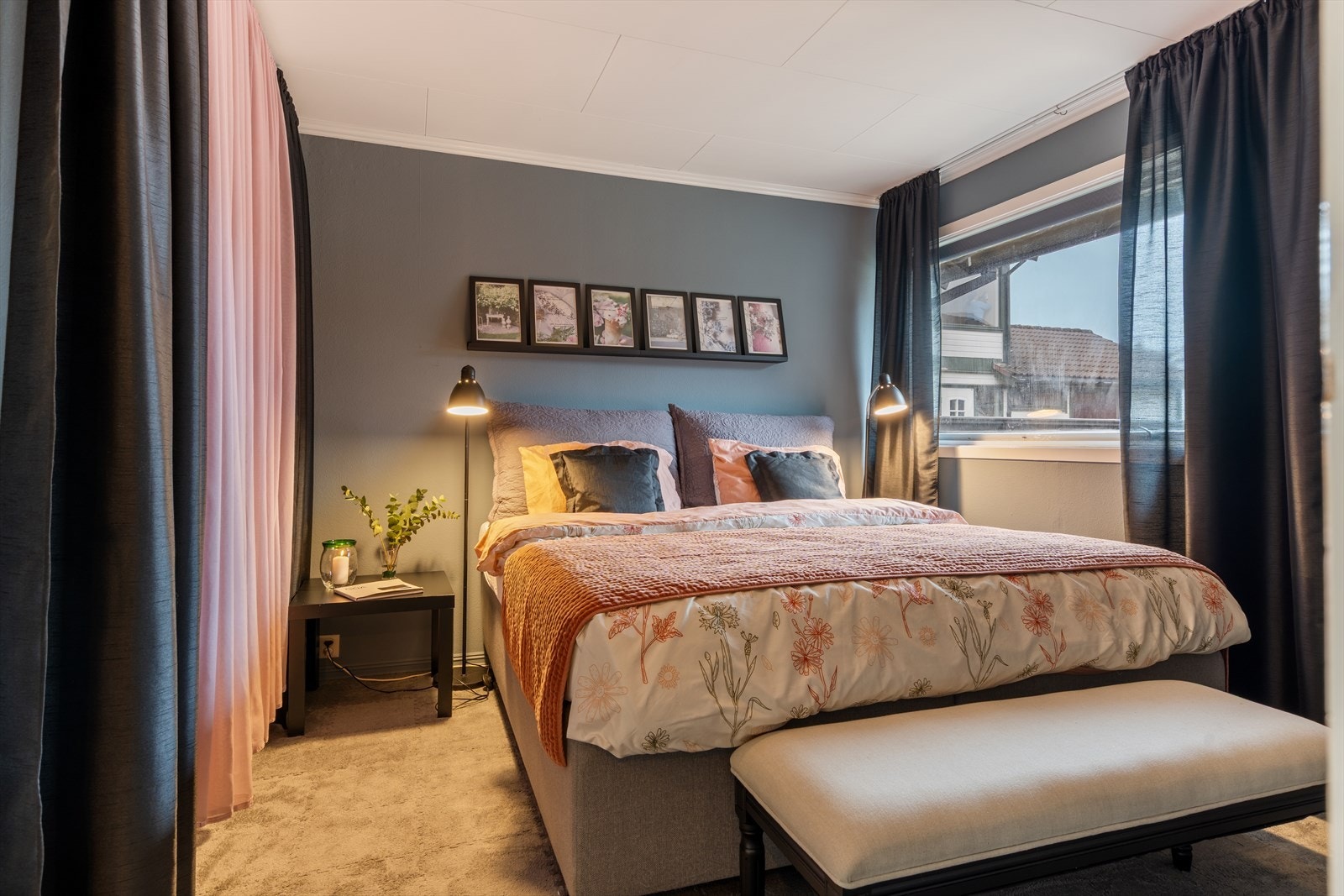 Hovedsoverom i 1. etasje med god garderobeplass, samt tilkomst til et lite klesrom. Galleribilde